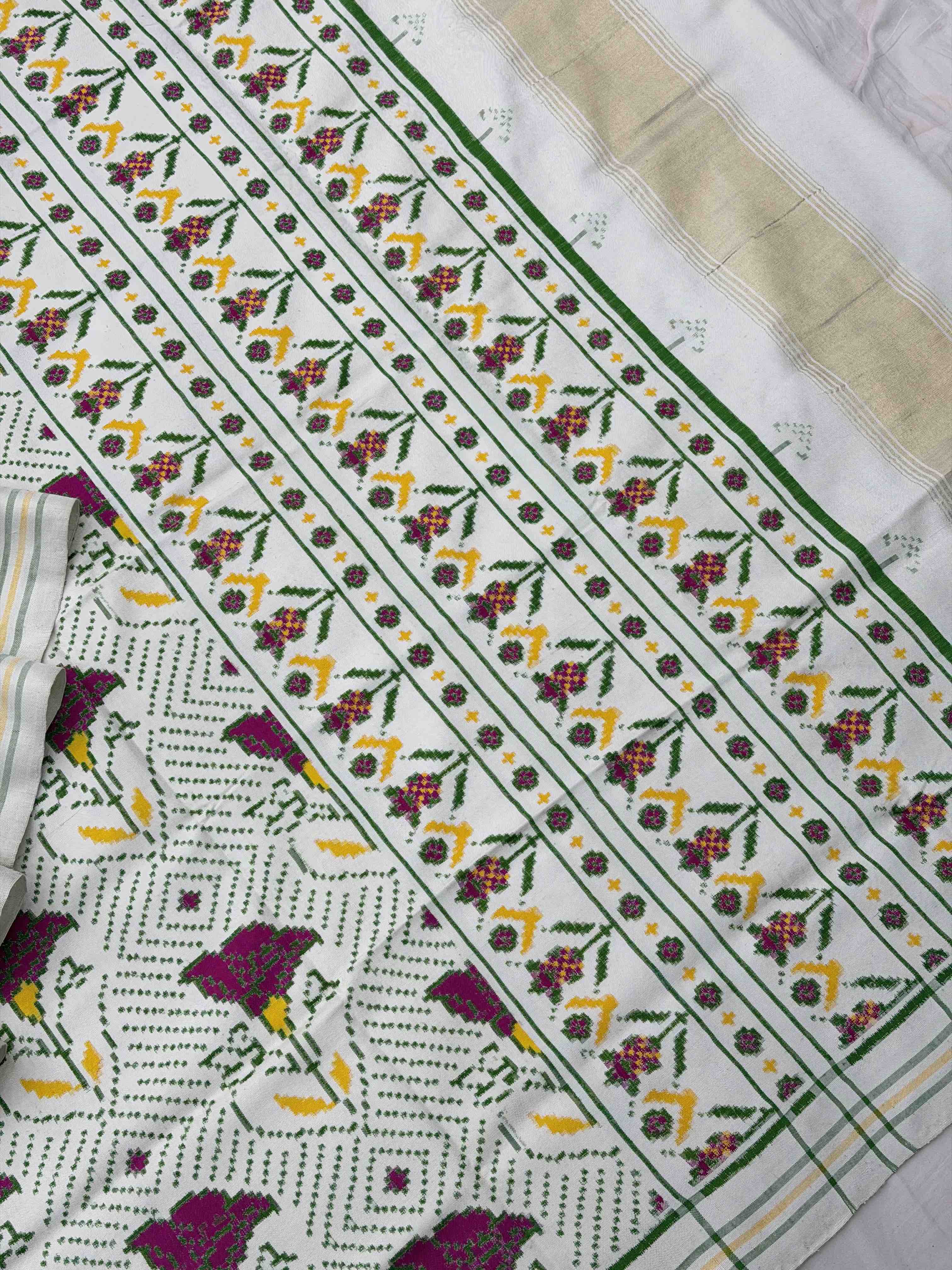 Offwhite with greenish tint floral Patan Patola
