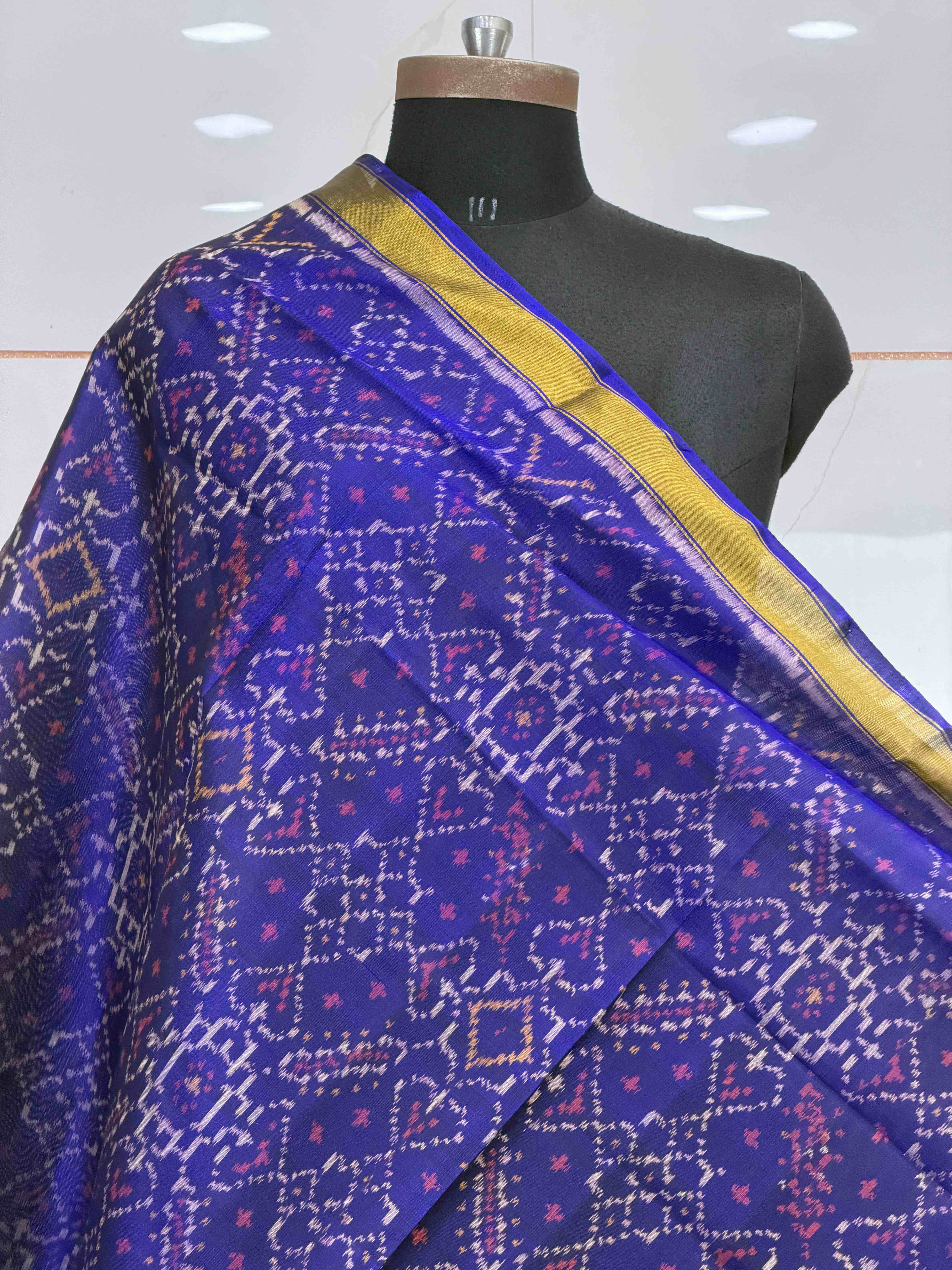 Small dupatta in blue Manekchawk single ikat weave