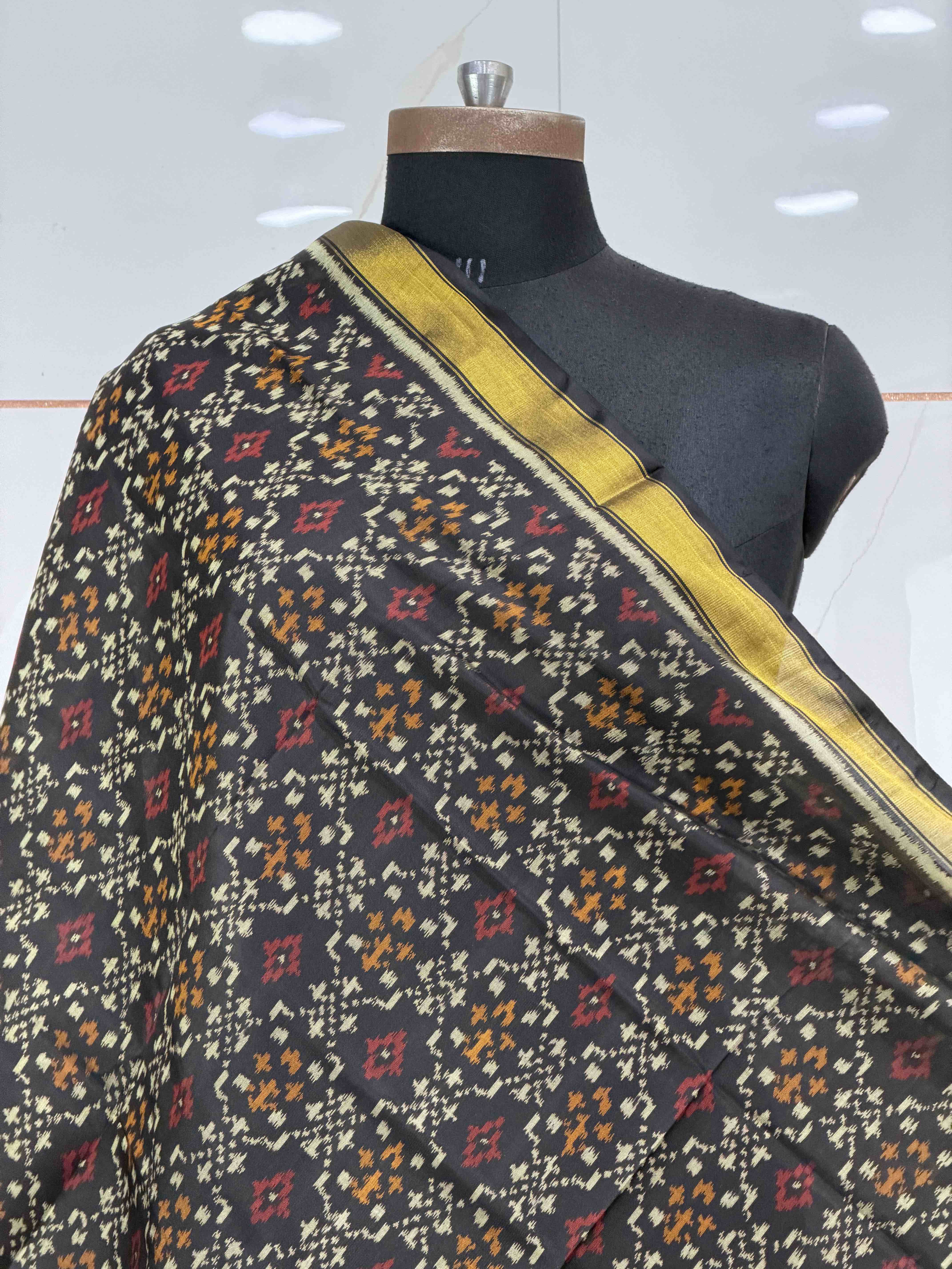 Small dupatta in buttonful design single ikat woven