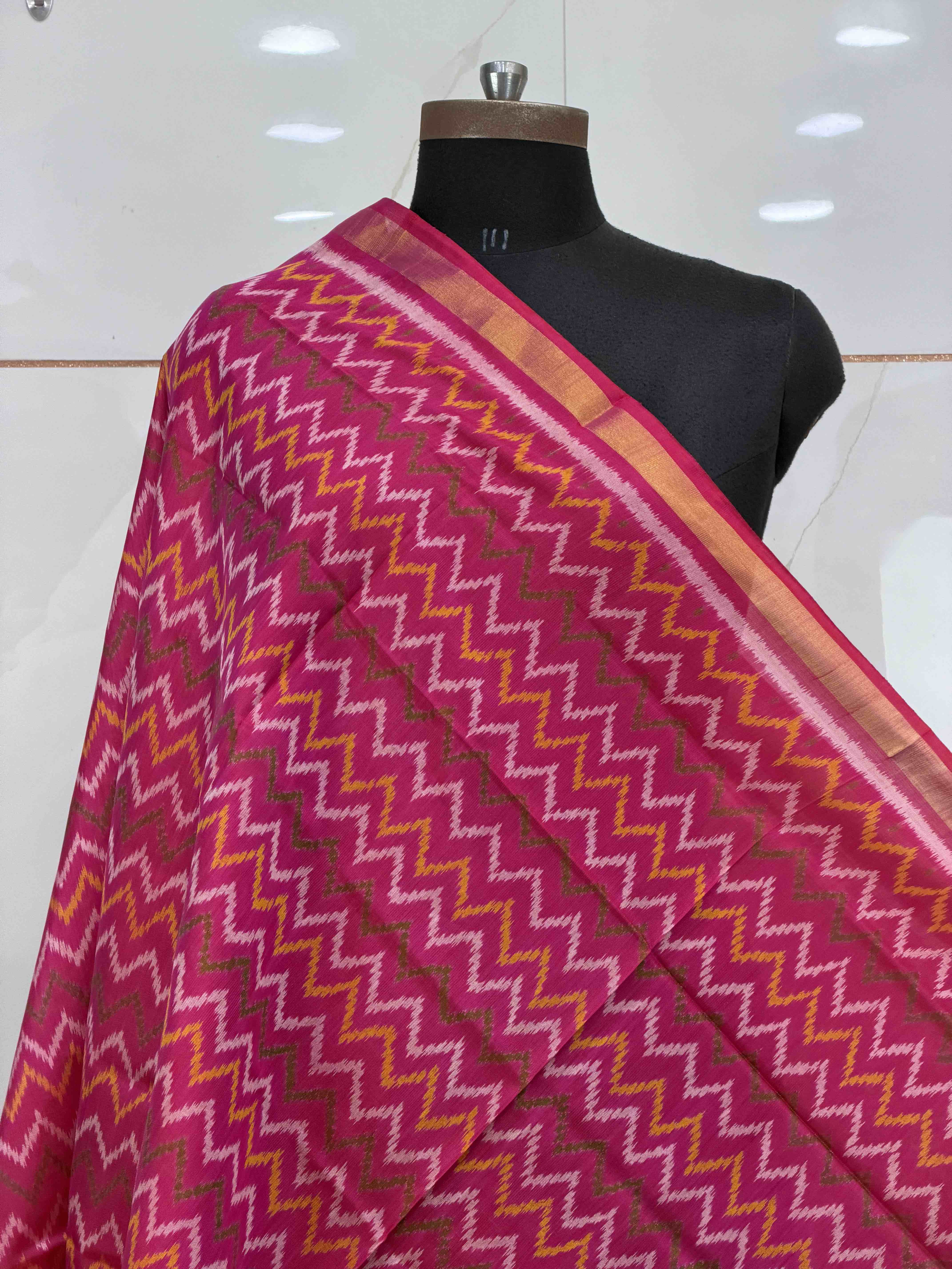 small dupatta in pink zigzag single ikat design