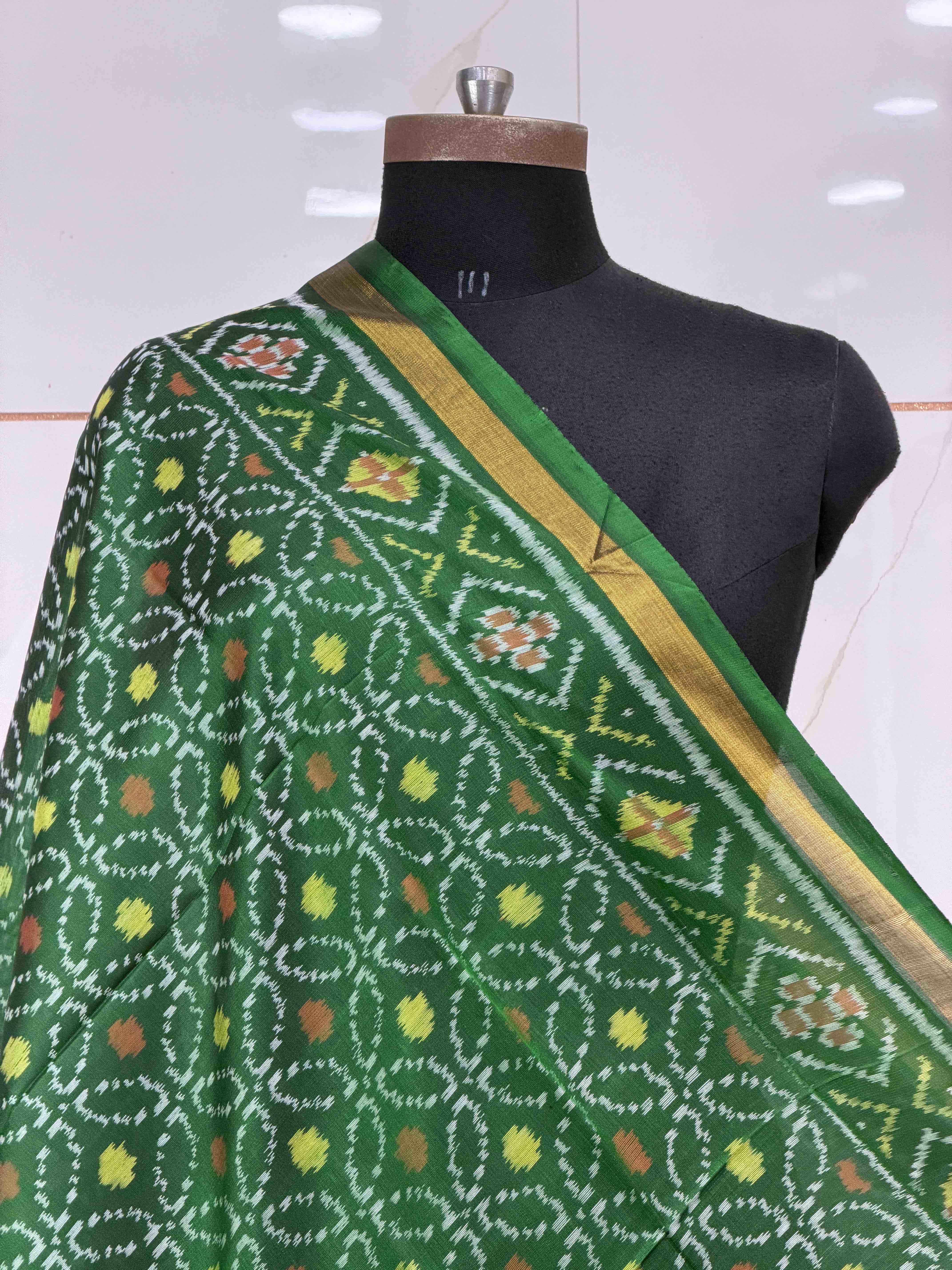 Small dupatta in floral single ikat woven