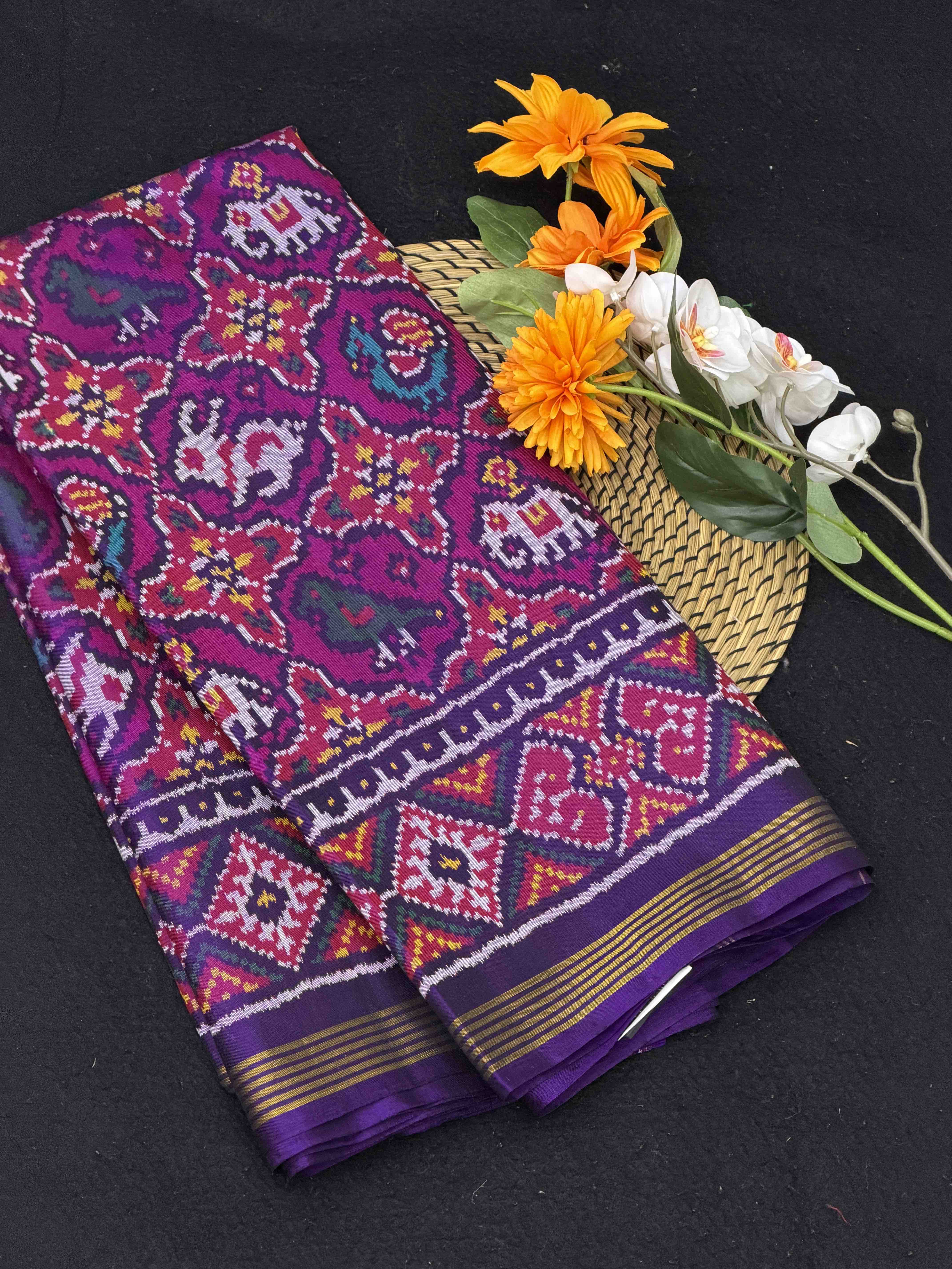 Purple pink small chhabdi figure single ikat Patan Patola