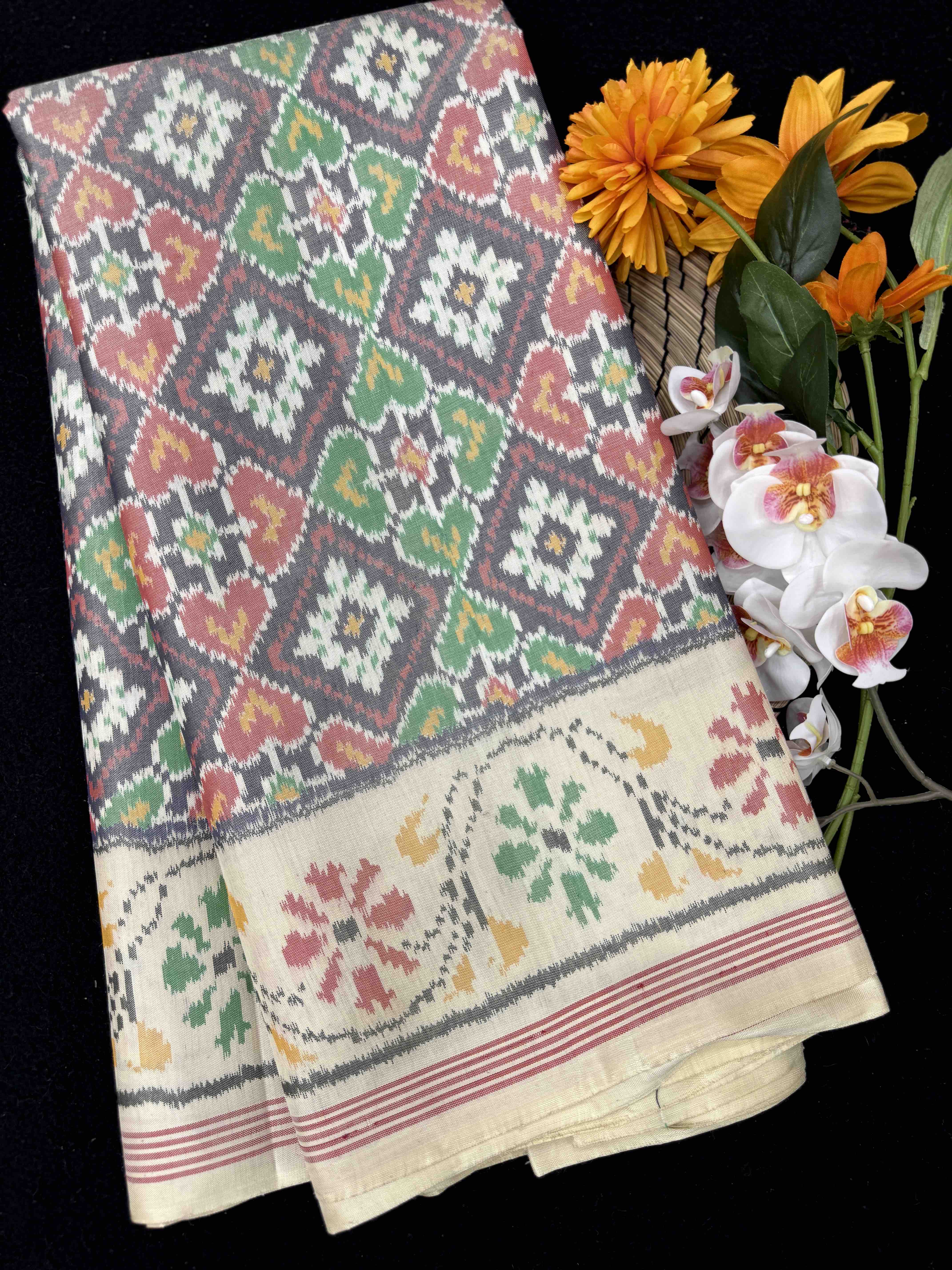 Yellowish White Panchanda Single Ikat Patan Patola Saree