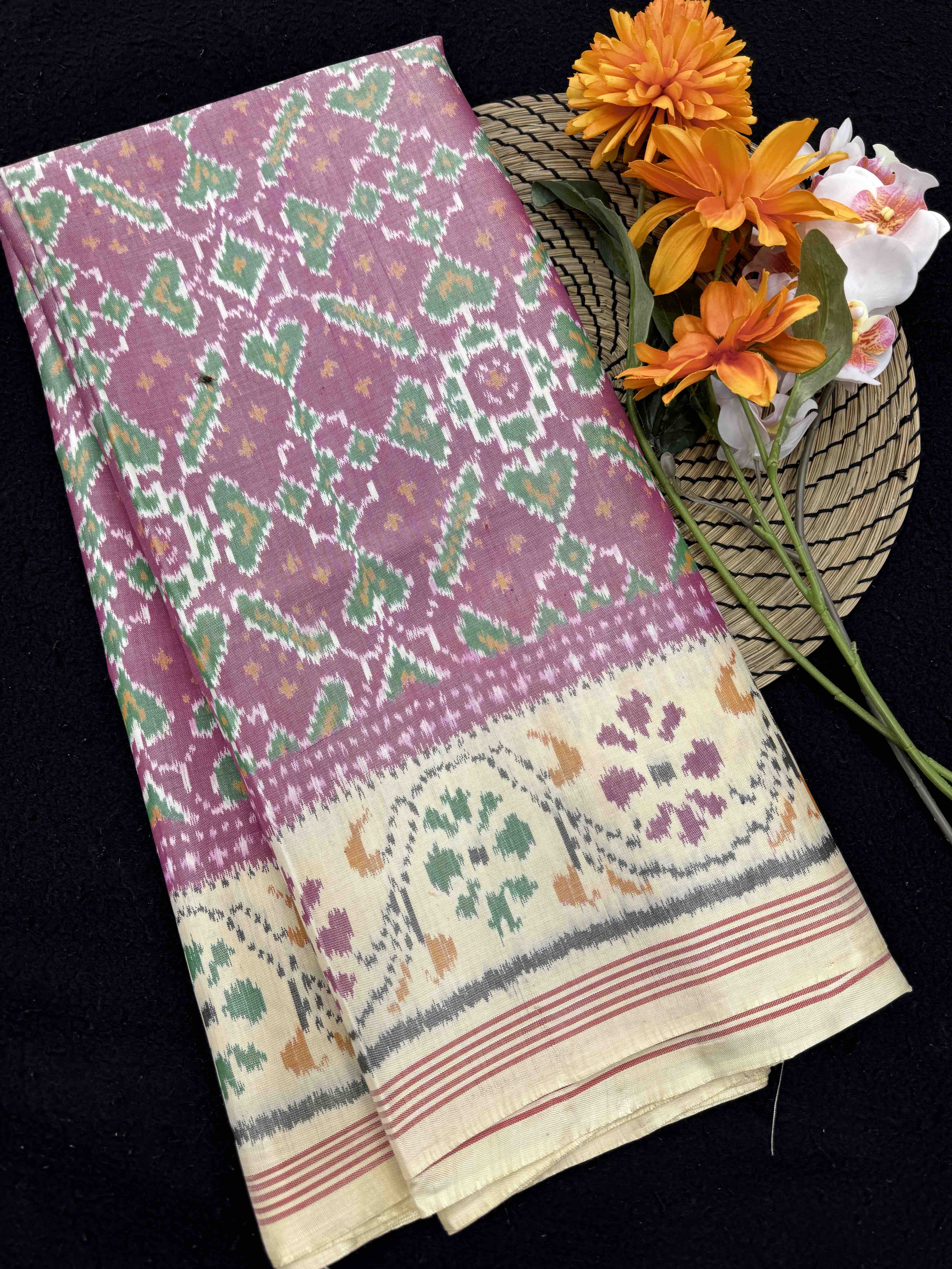 Off White & Onion Manekchowk Single Ikat Patan Patola Saree