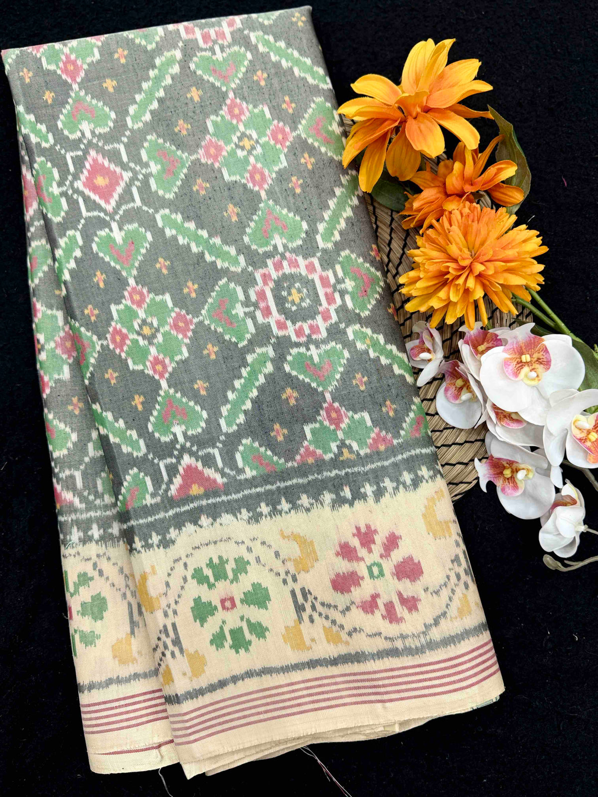 Off White & Grey Manekchowk Single Ikat Patan Patola Saree