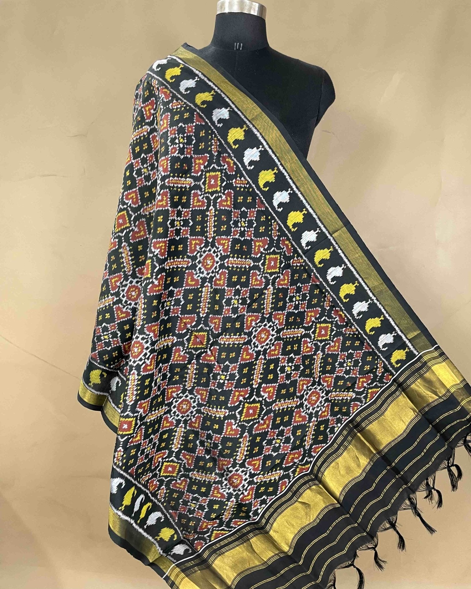 Black Manekchowk Patola Dupatta - SindhoiPatolaArt