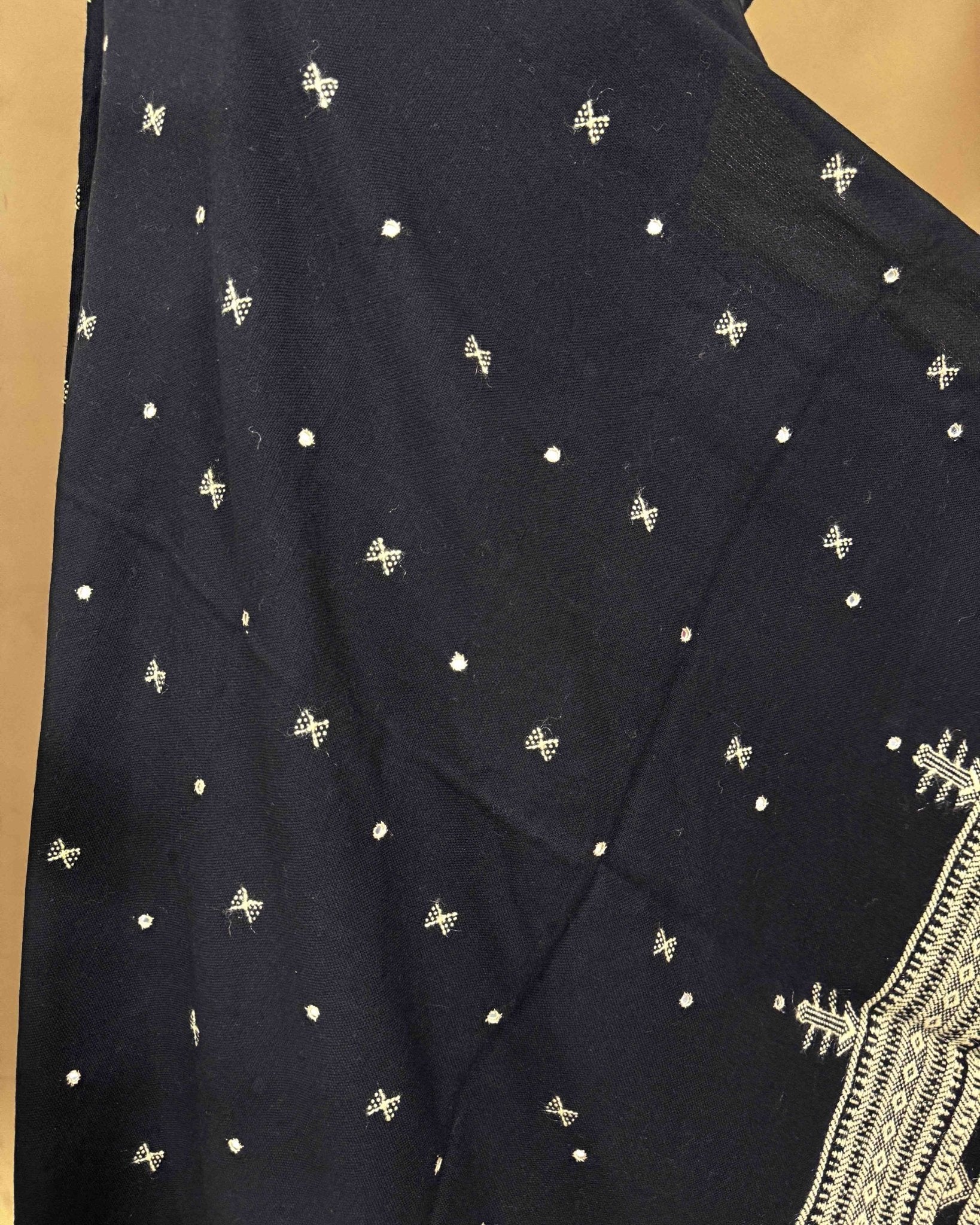 Black with Off White Pallu Zad Butti Mirror Kutchi Woolen Shawl - SindhoiPatolaArt