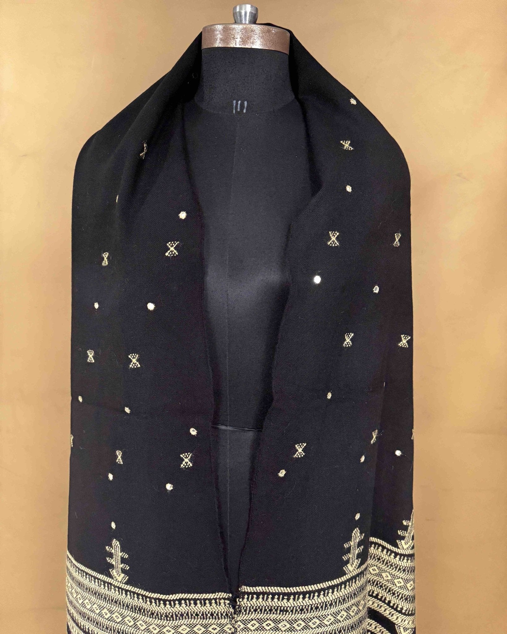 Black with Off White Pallu Zad Butti Mirror Kutchi Woolen Shawl - SindhoiPatolaArt