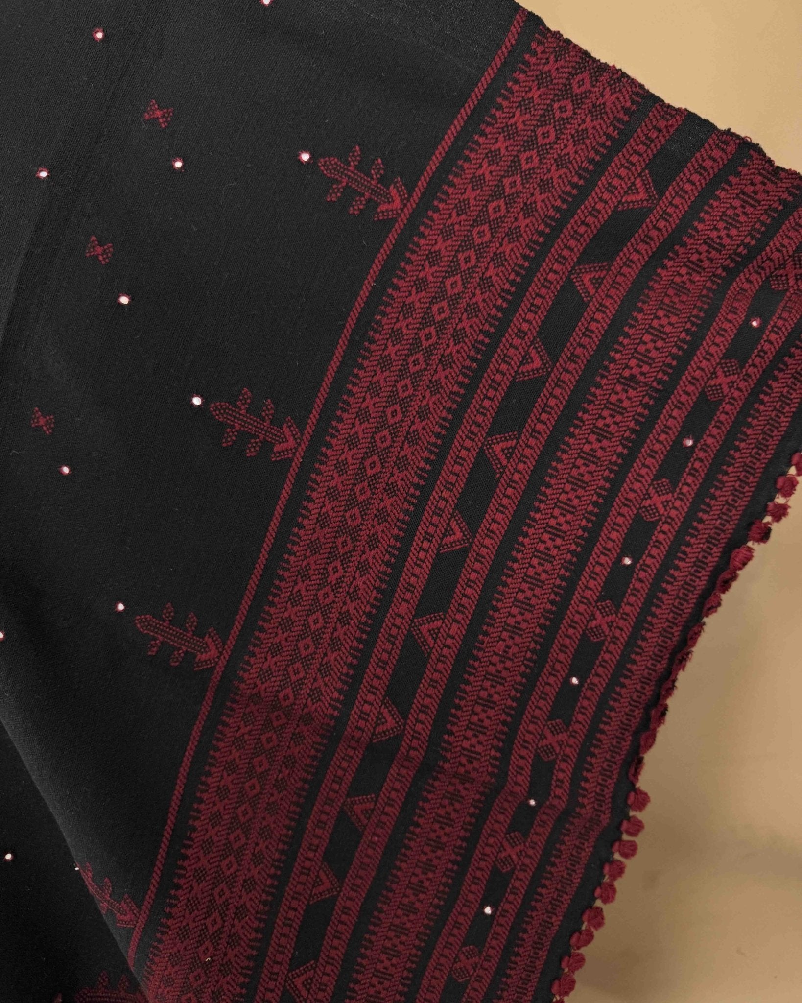 Black with Red Pallu Zad Butti Mirror Kutchi Woolen Shawl - SindhoiPatolaArt