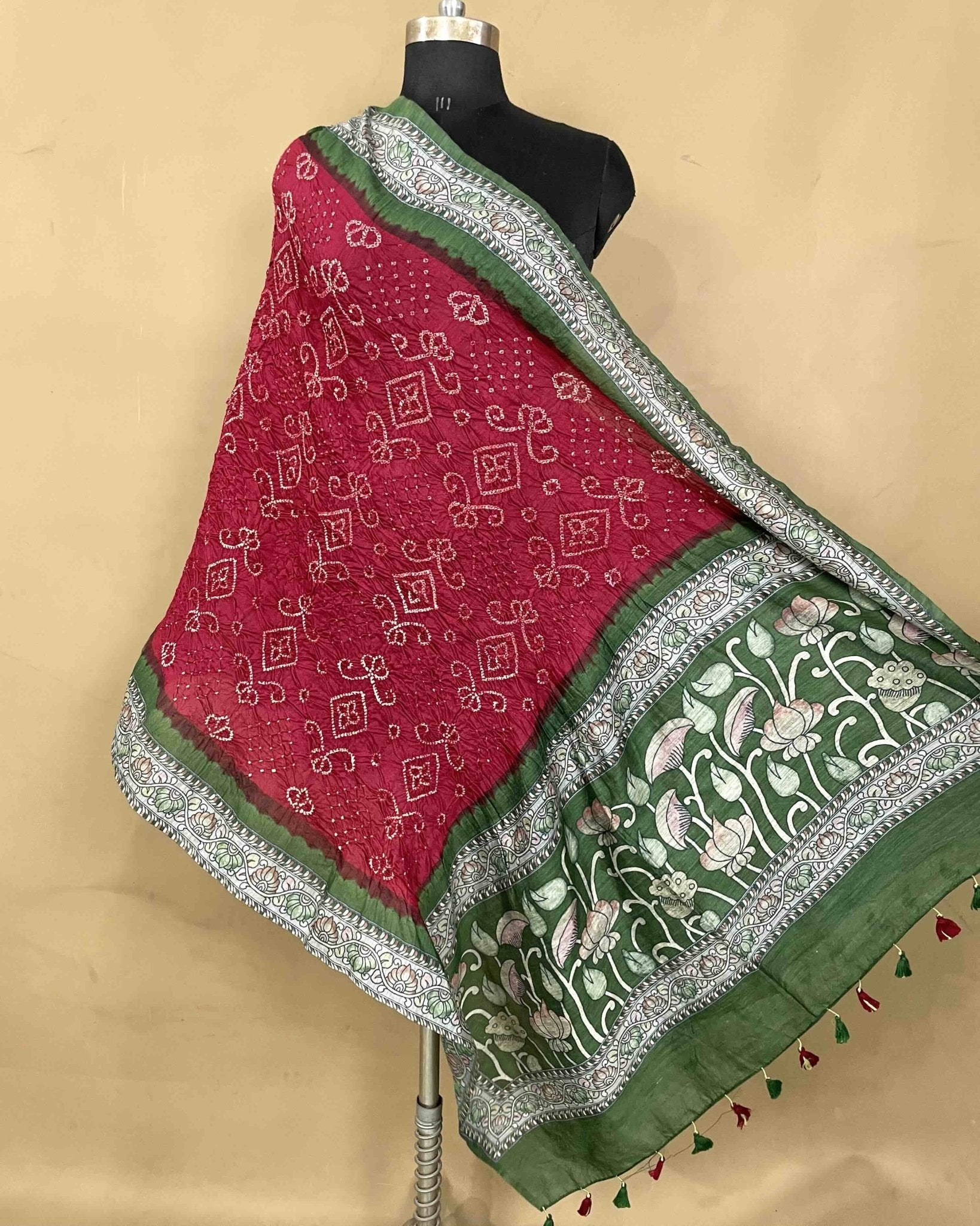 Green & Red Kalamkari Bandhani Dupatta - SindhoiPatolaArt