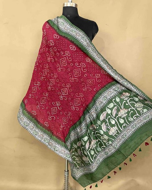 Green & Red Kalamkari Bandhani Dupatta - SindhoiPatolaArt