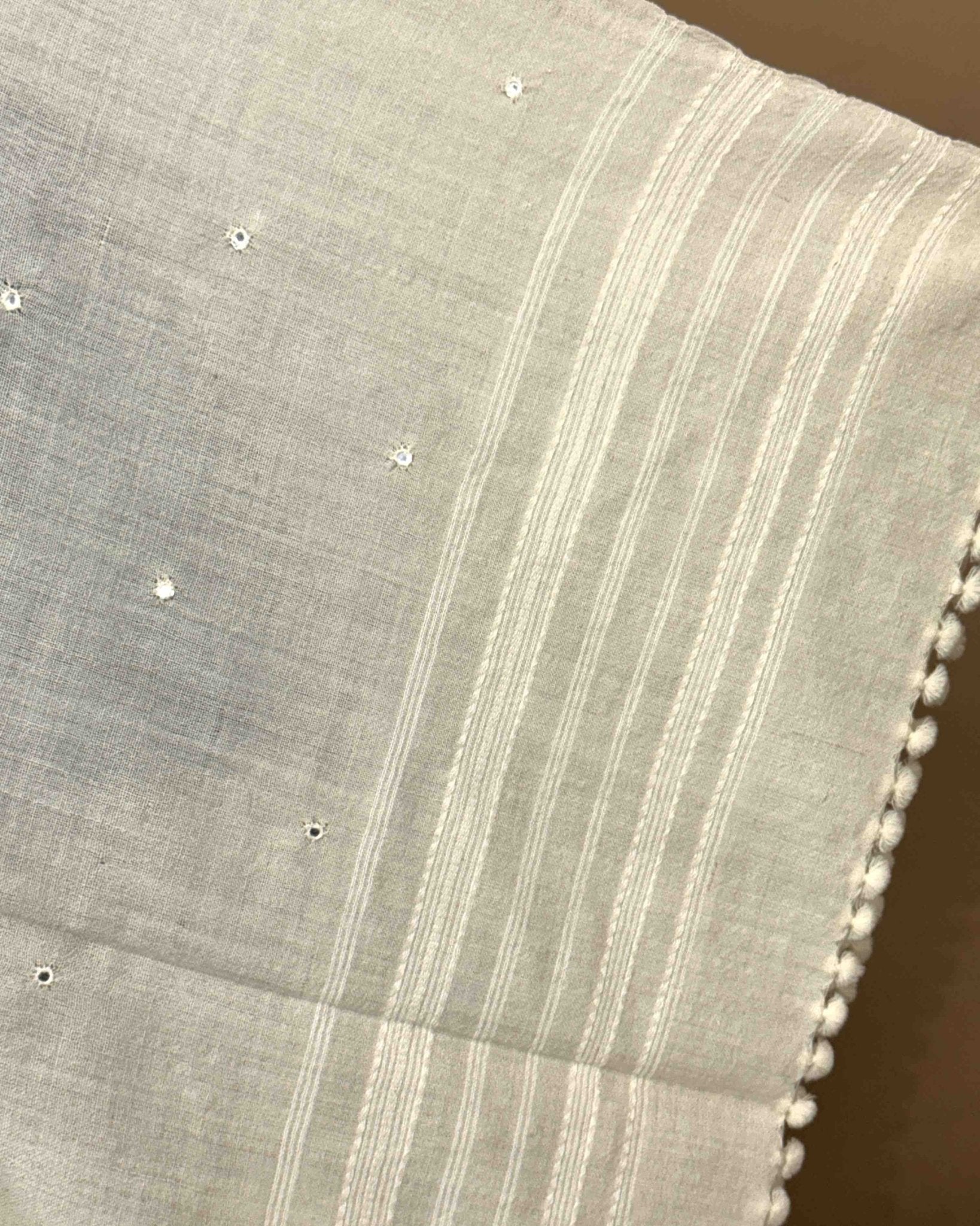 Off White Self Mirror Bhagido Chedo Kutchi Woolen Shawl - SindhoiPatolaArt