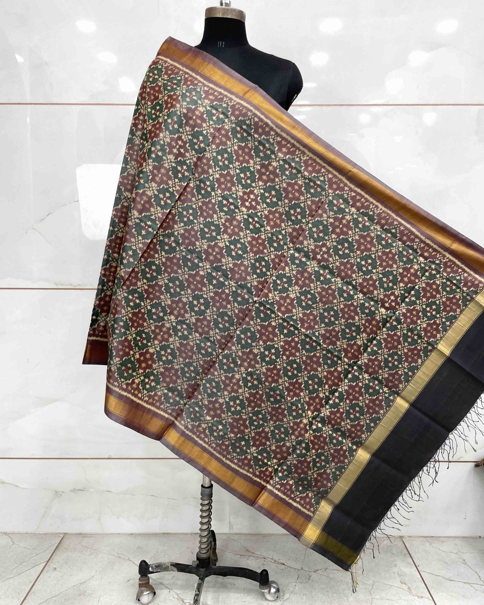 Onion Buttoful Design Patola Dupatta - SindhoiPatolaArt