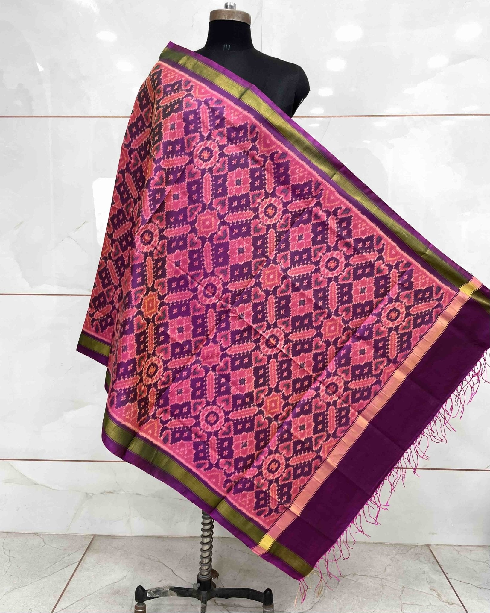 Purple Manekchowk Patola Dupatta - SindhoiPatolaArt