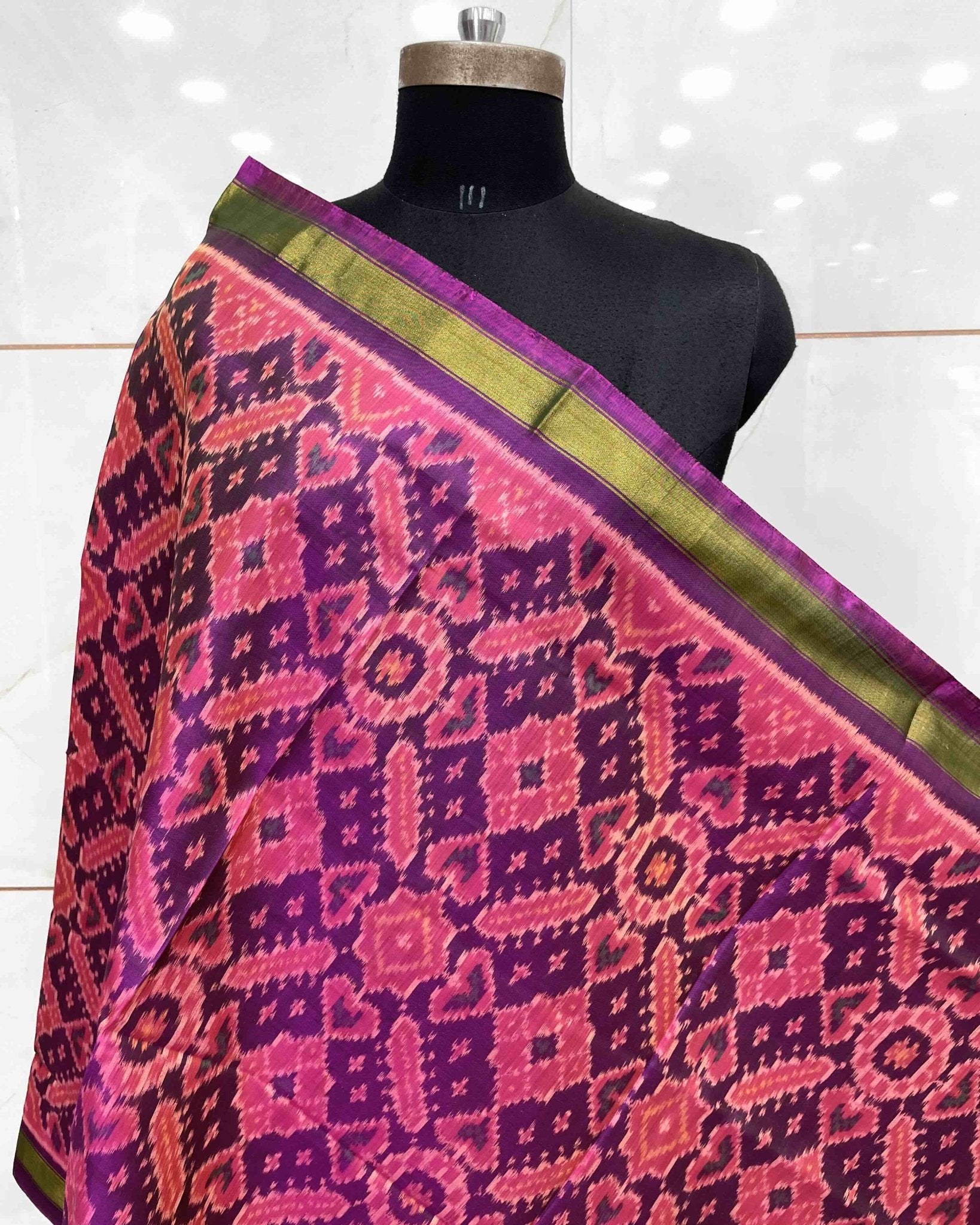 Purple Manekchowk Patola Dupatta - SindhoiPatolaArt
