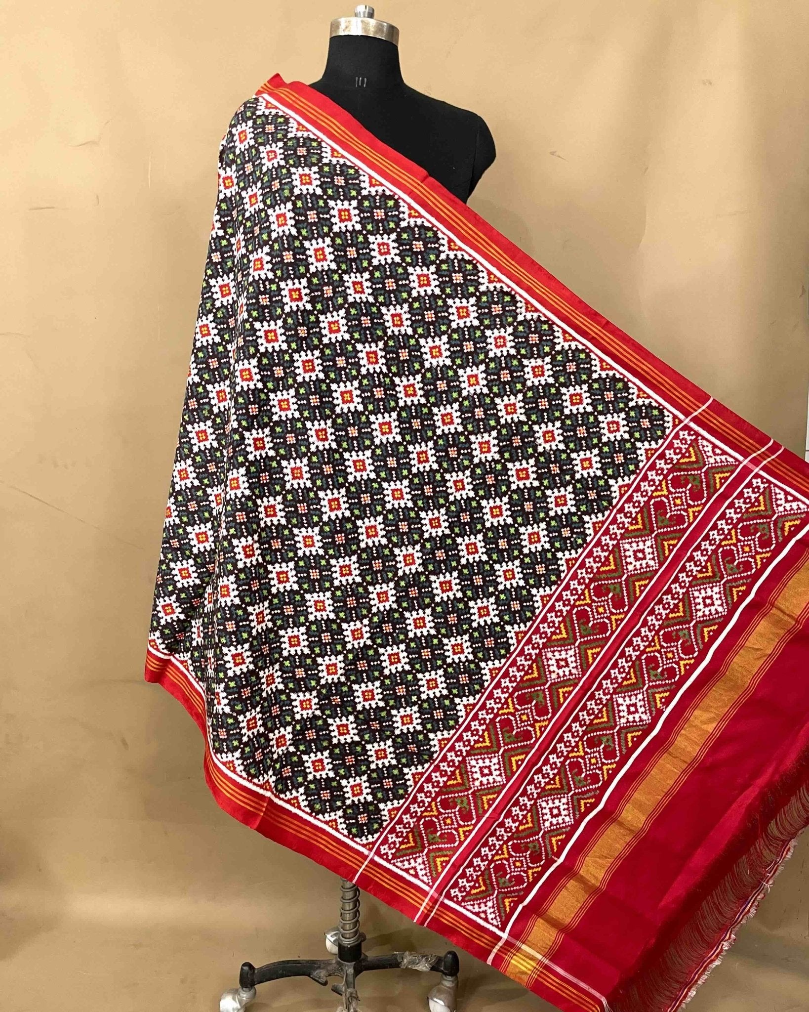 Red & Black Flower Booty Patola Dupatta - SindhoiPatolaArt