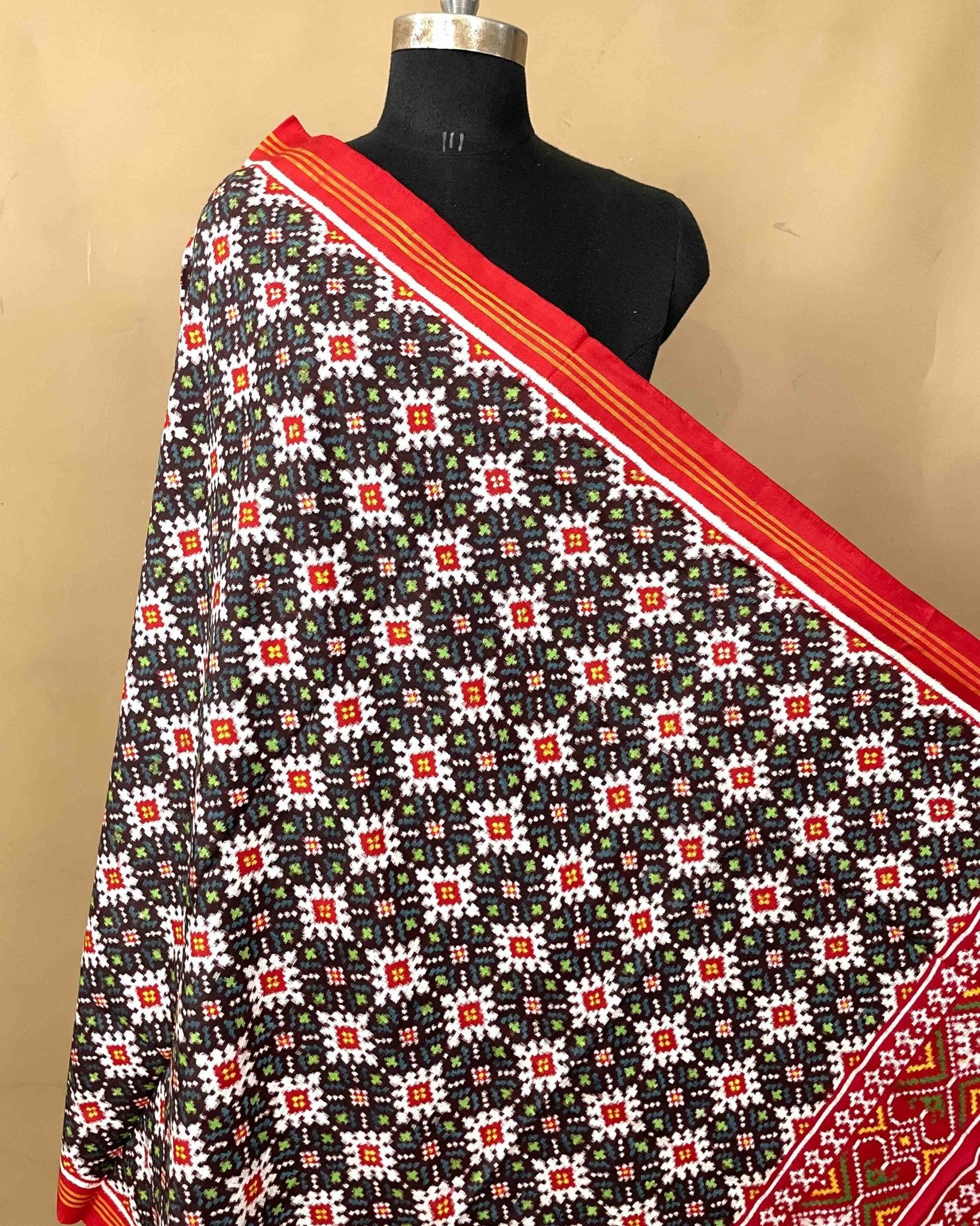 Red & Black Flower Booty Patola Dupatta - SindhoiPatolaArt