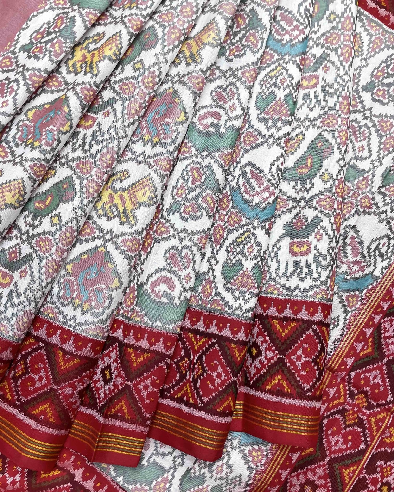 Red & White Circle Narikunj Patola Saree - SindhoiPatolaArt