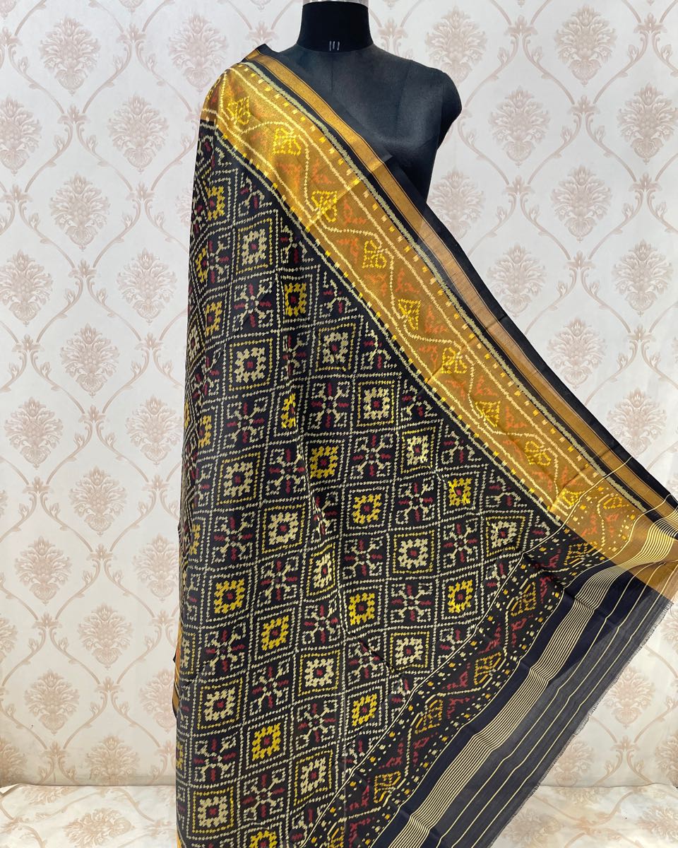 Black Panchanda Patola Dupatta - SindhoiPatolaArt