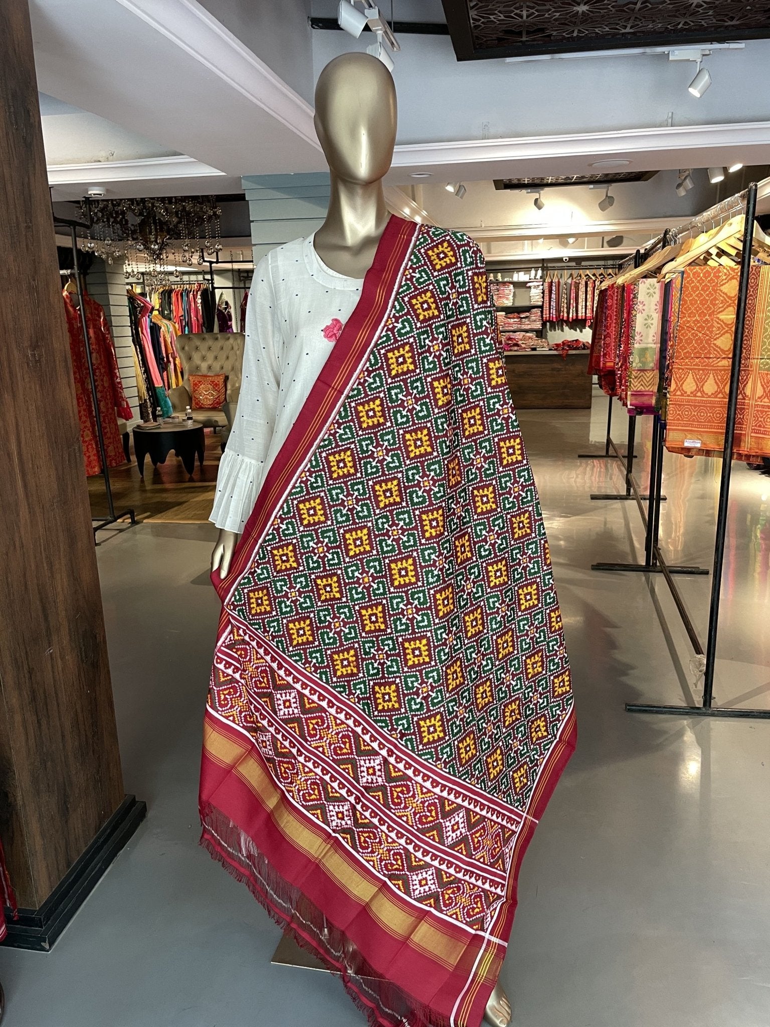 Maroon and green double Ikat dupatta with panchanda design - SindhoiPatolaArt