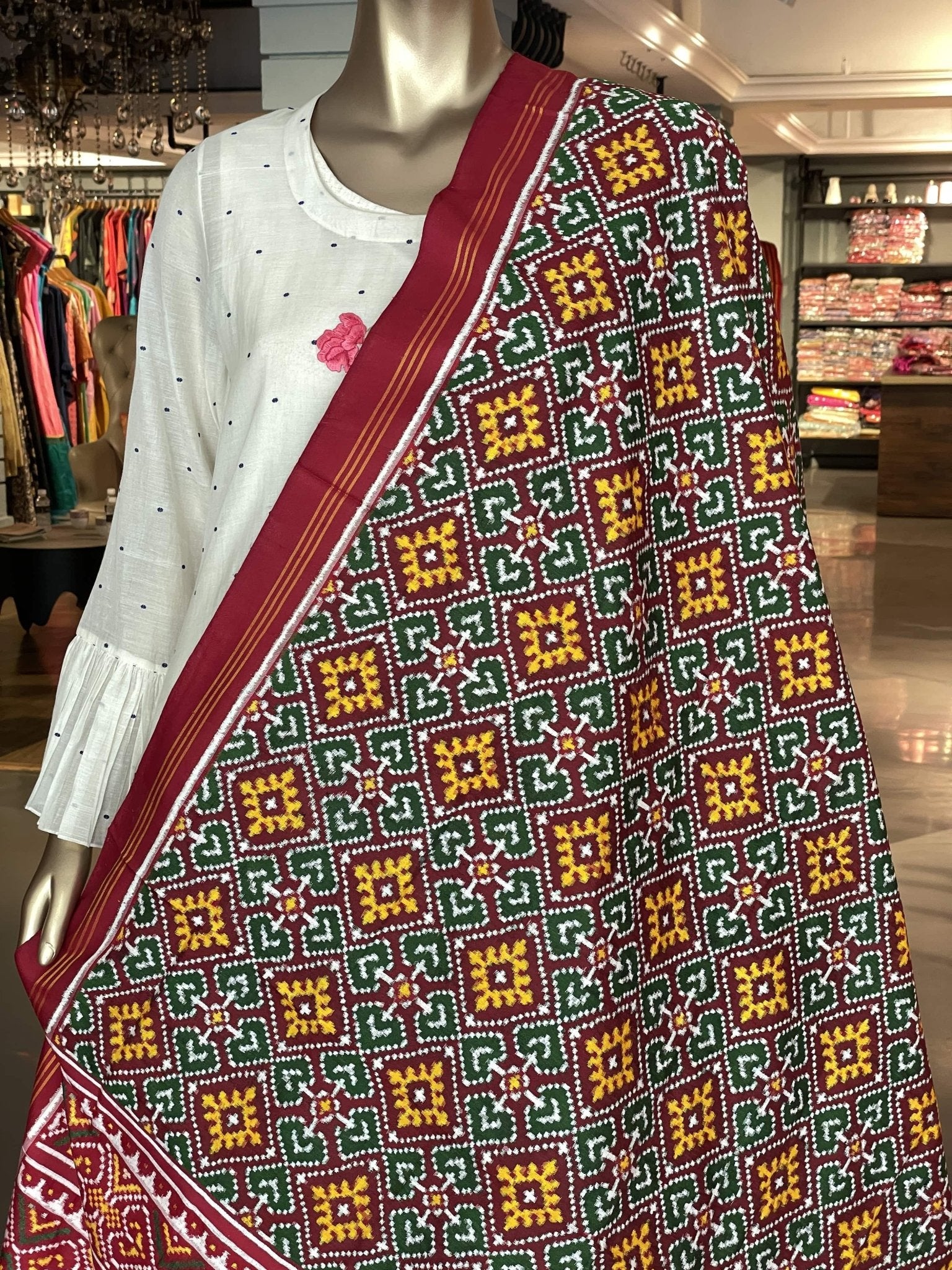 Maroon and green double Ikat dupatta with panchanda design - SindhoiPatolaArt