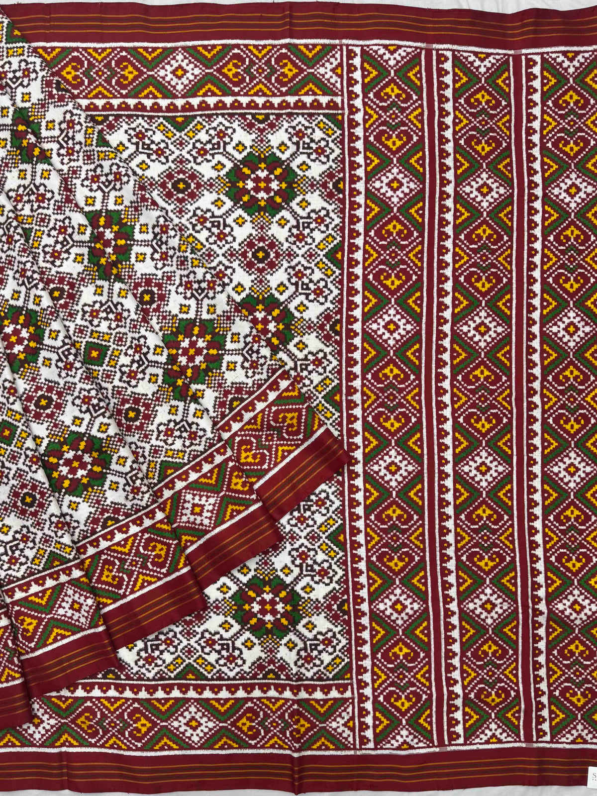 Red & white Navratna bhat Patan Patola