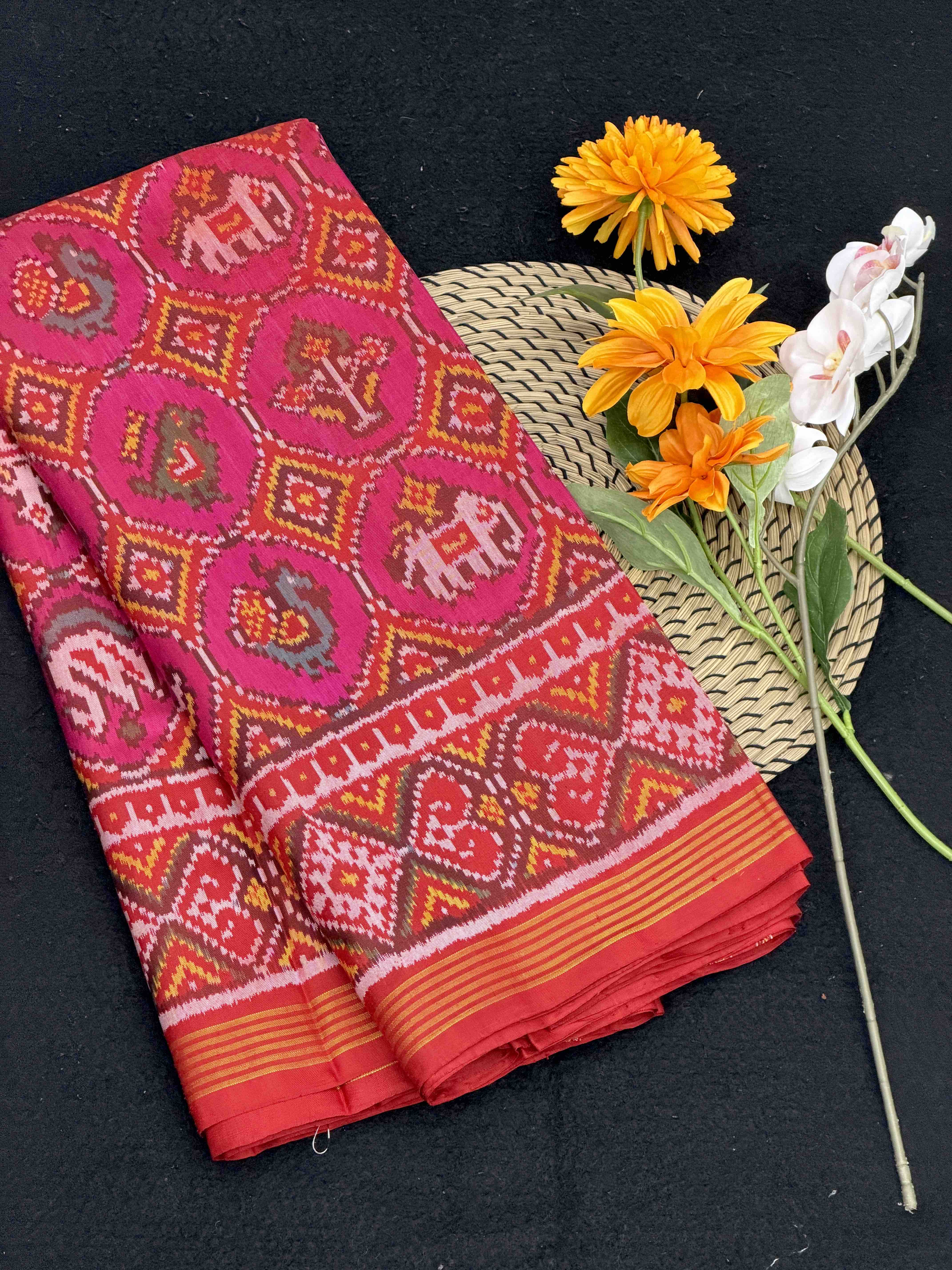 Red & pink figures design Patola