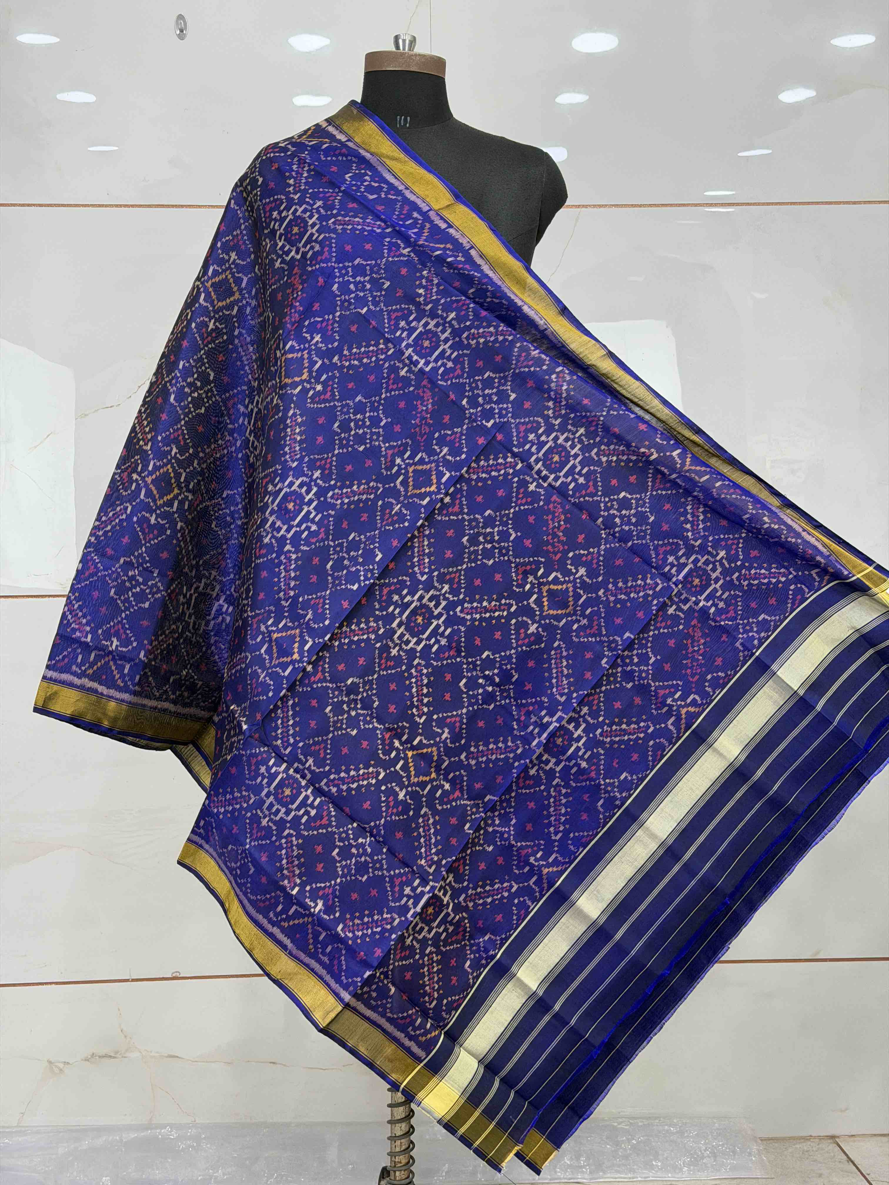 Small dupatta in blue Manekchawk single ikat weave
