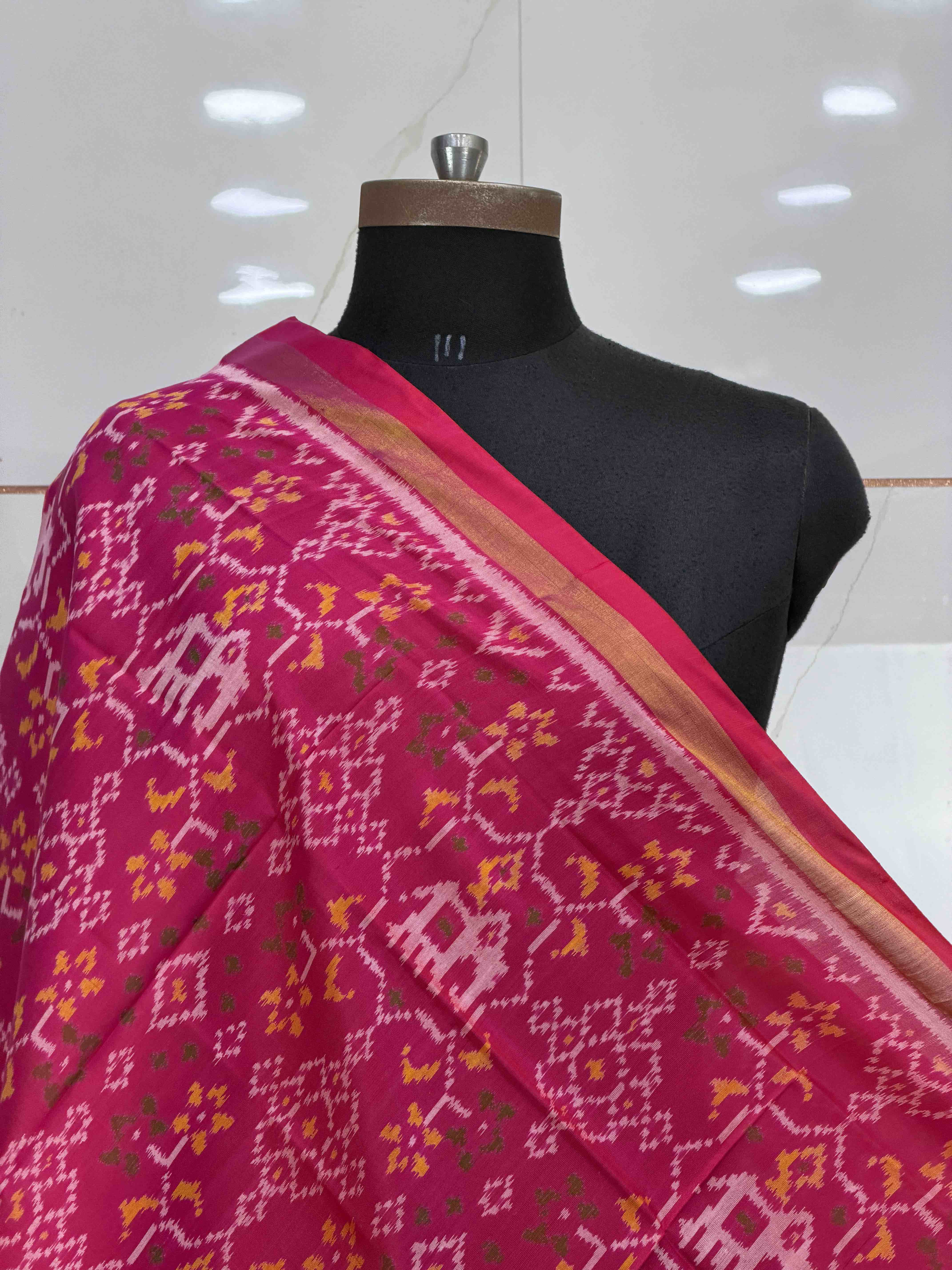 Small dupatta in navaratan Hathi single ikat weave