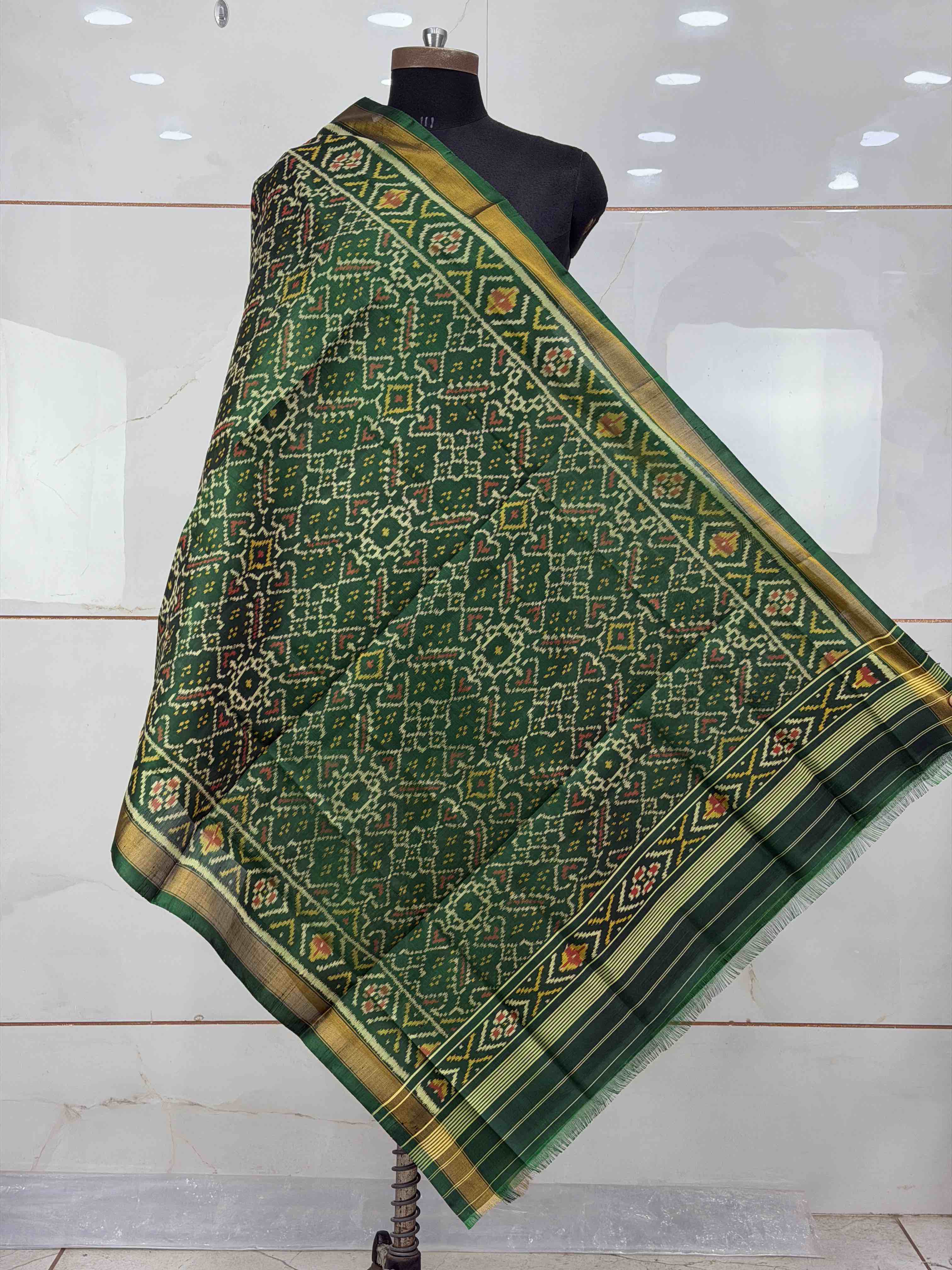Small dupatta in green Manekchawk single ikat weave