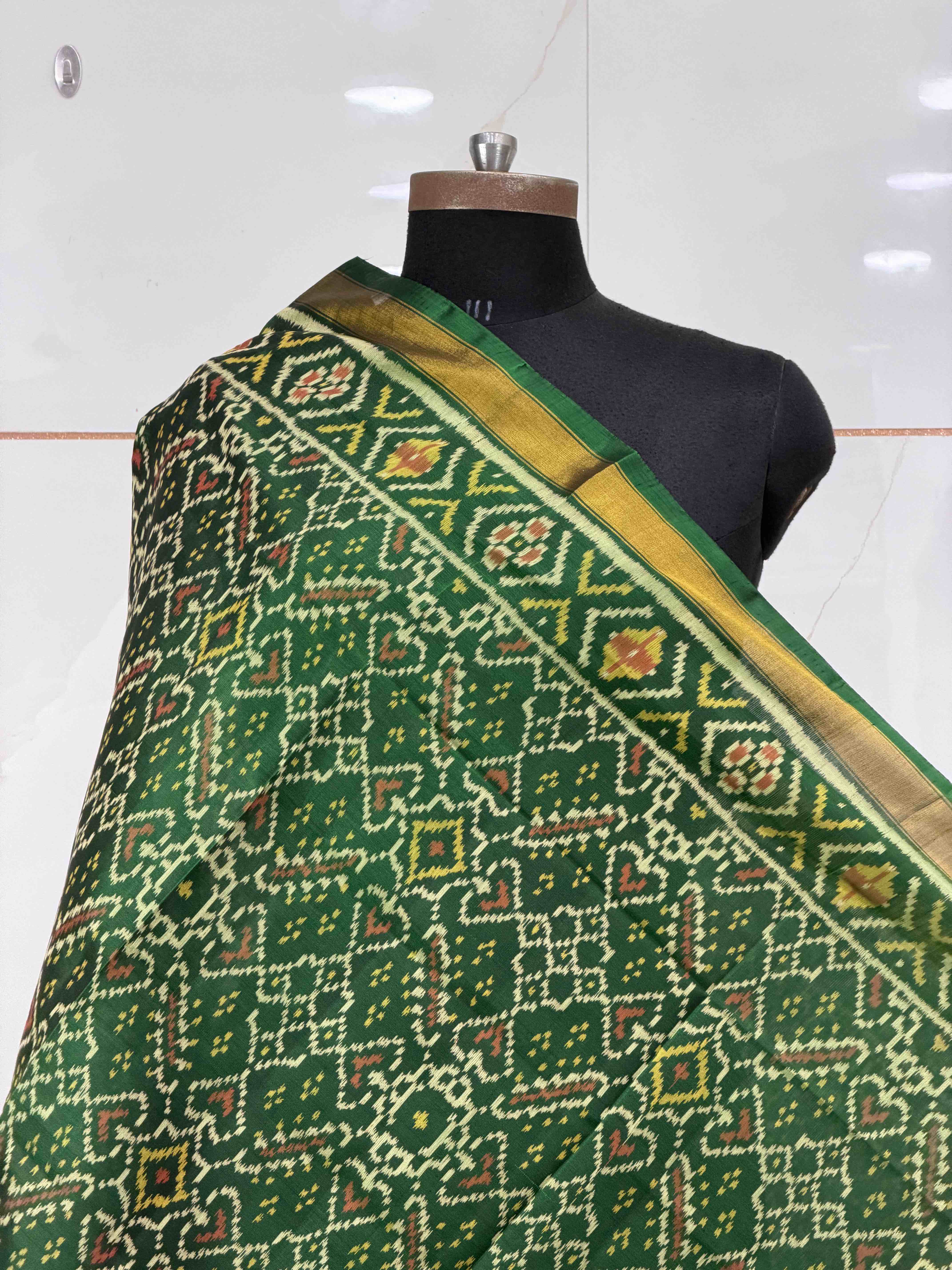 Small dupatta in green Manekchawk single ikat weave