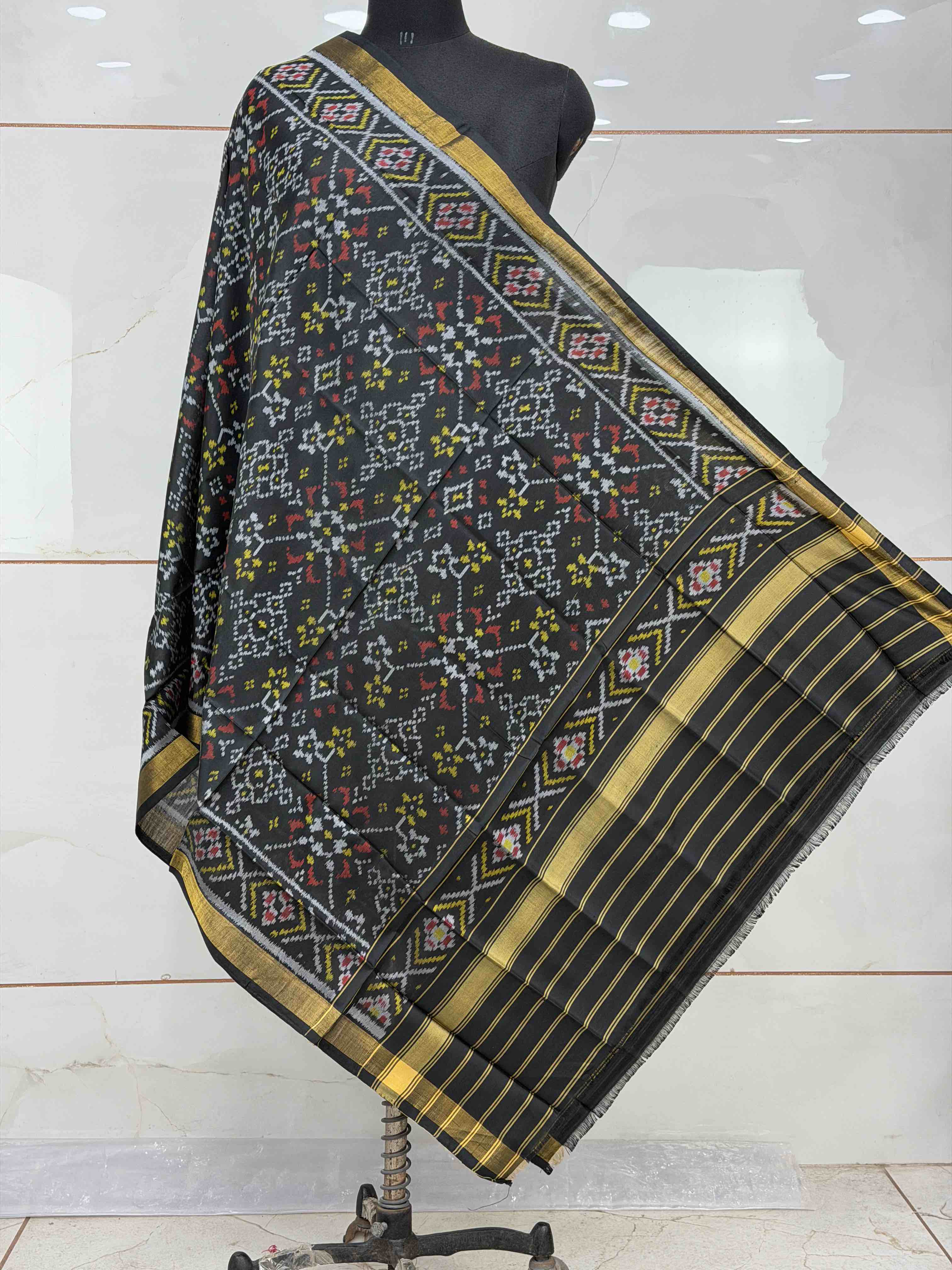 Small dupatta in navaratan single ikat woven