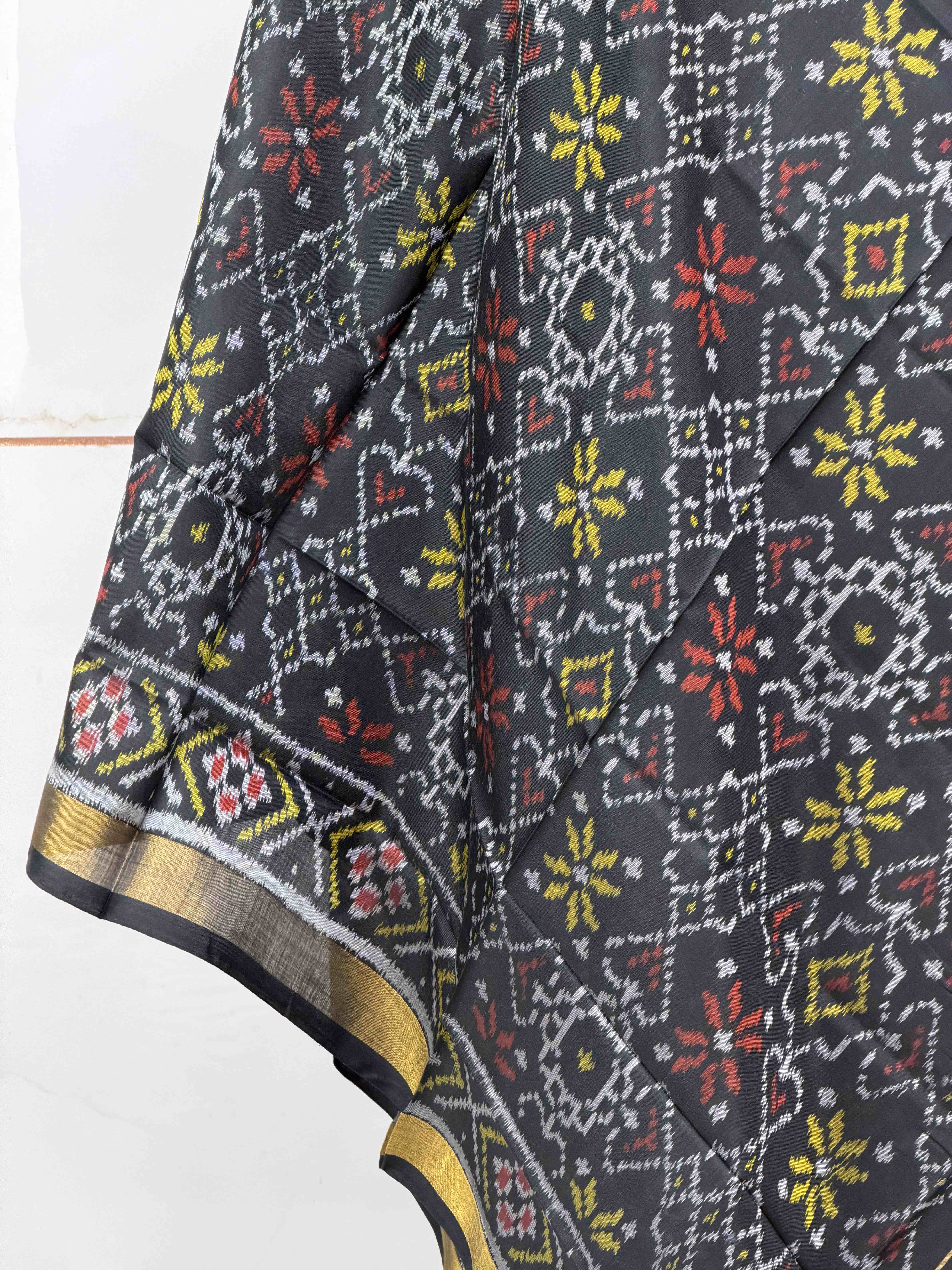 Small dupatta in black Manekchawk pattern single ikat woven