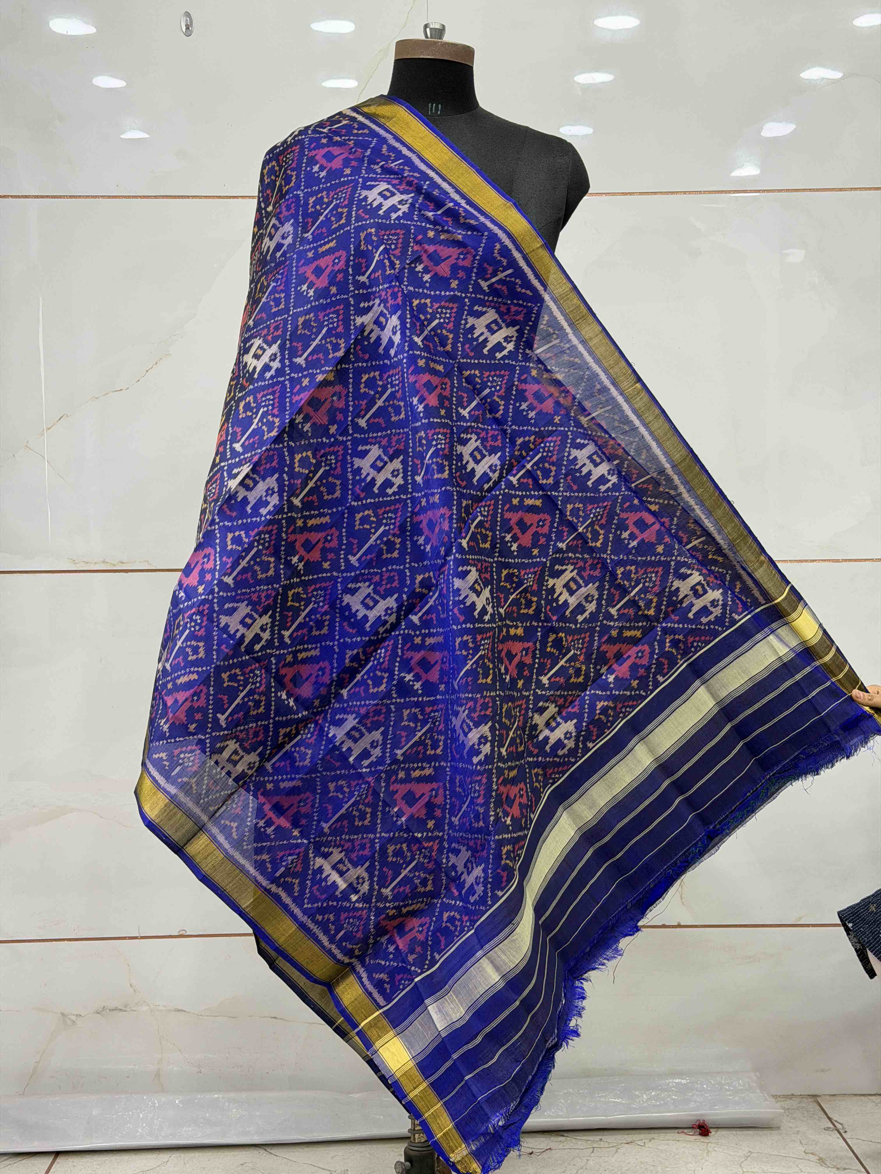 Small dupatta in narikunj design single ikat woven
