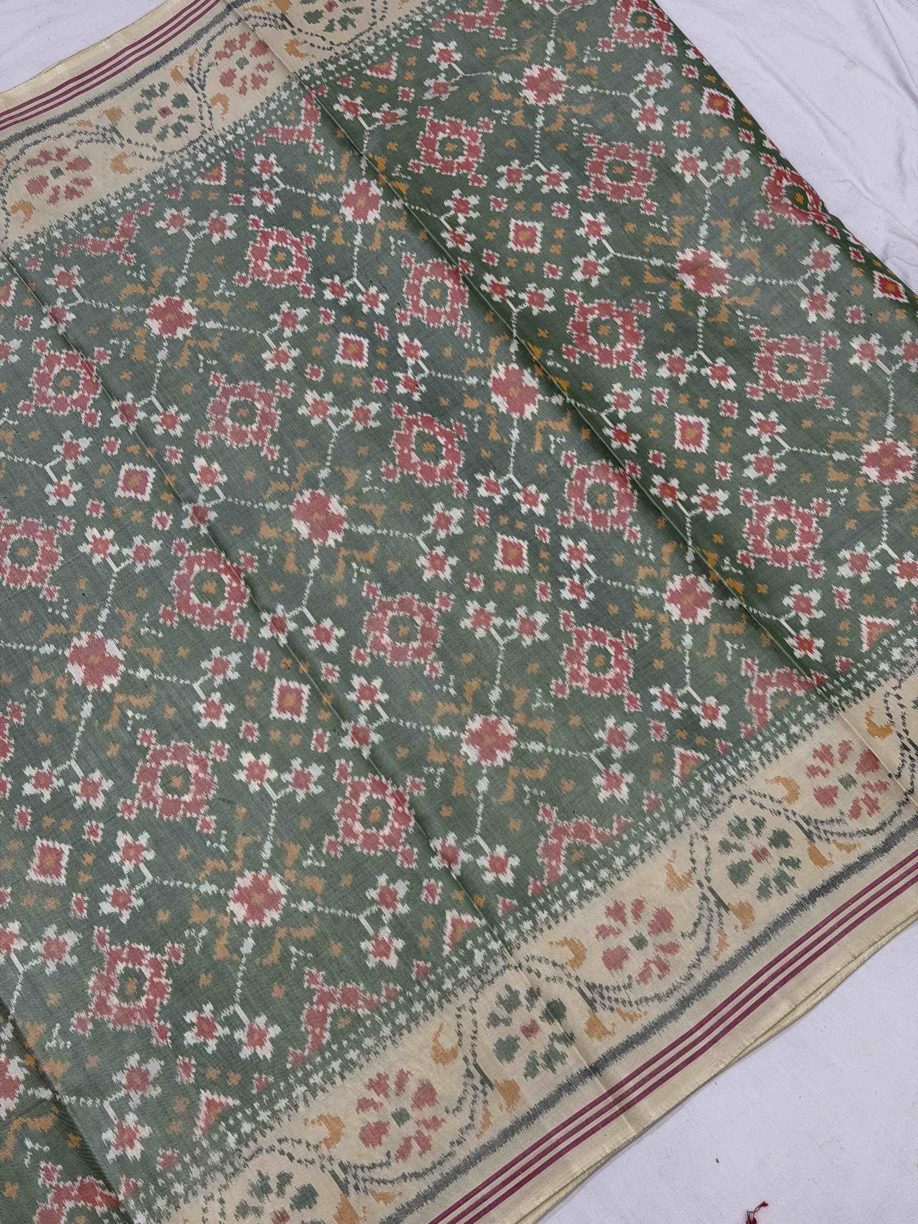Offwhite & Light Green Designer Navaratn Single Ikat Patola