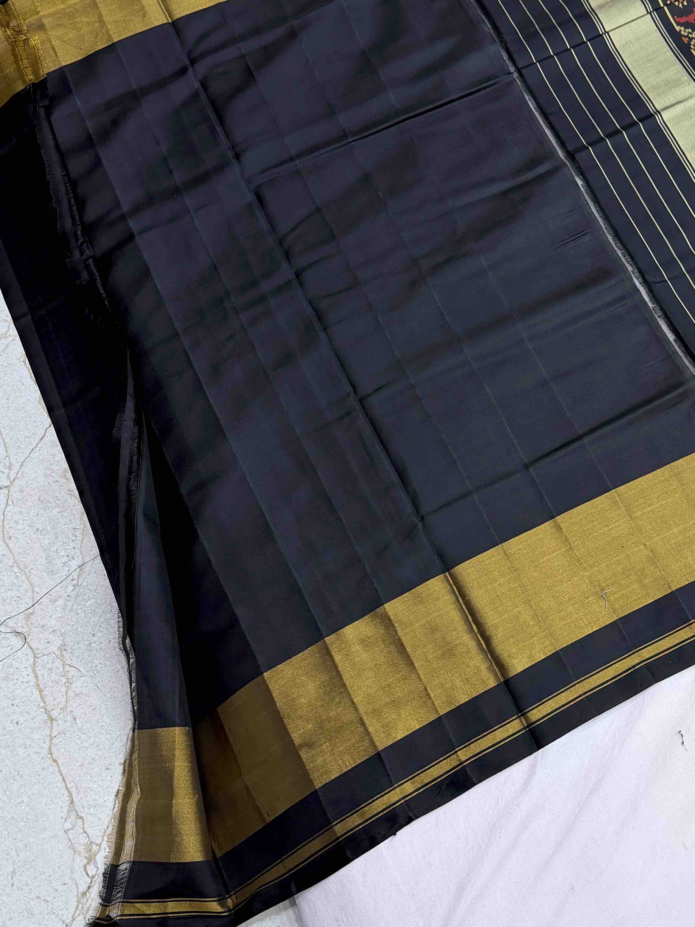 Black skirt border Narikunj rajkot patola saree