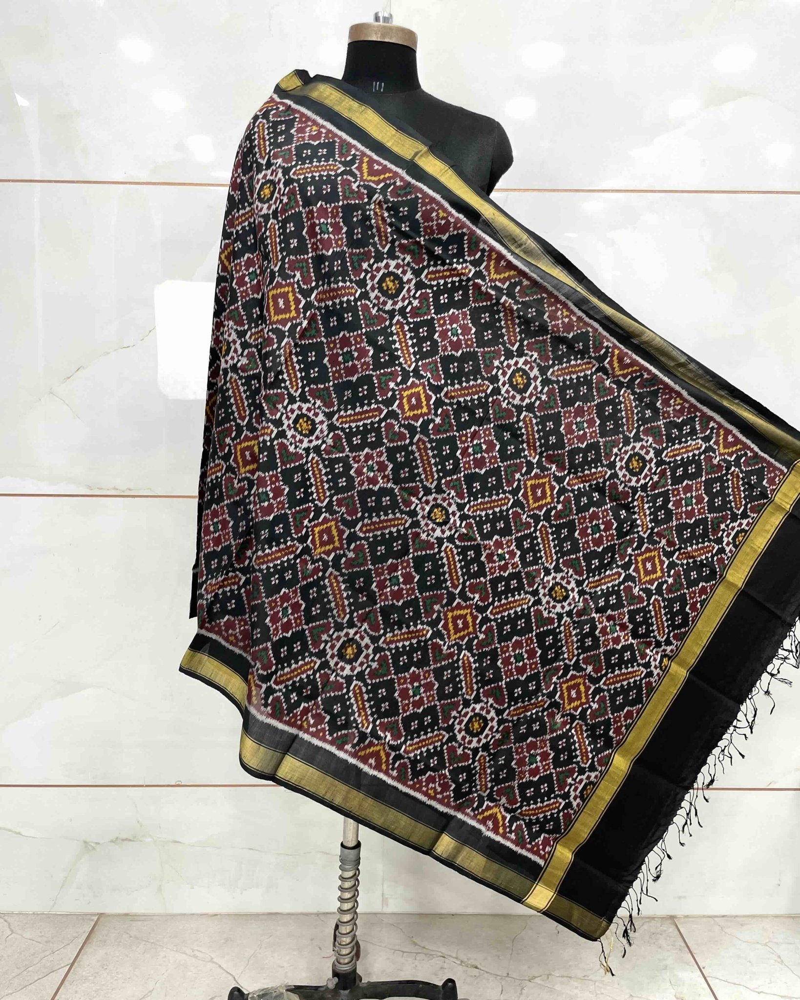 Black Manekchowk Patola Dupatta - SindhoiPatolaArt