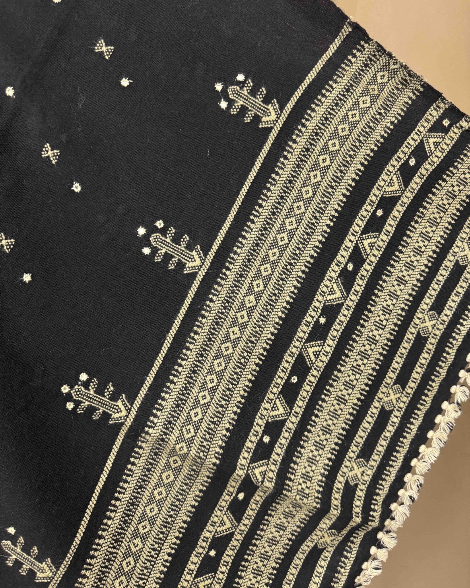 Black with Off White Pallu Zad Butti Mirror Kutchi Woolen Shawl - SindhoiPatolaArt