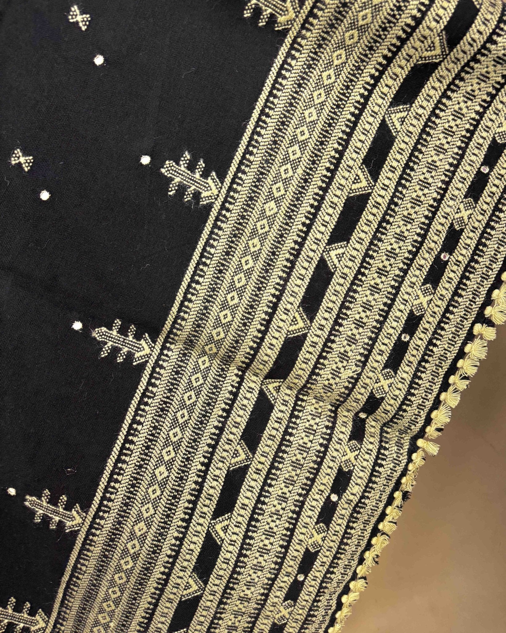Black with Off White Pallu Zad Butti Mirror Kutchi Woolen Shawl - SindhoiPatolaArt