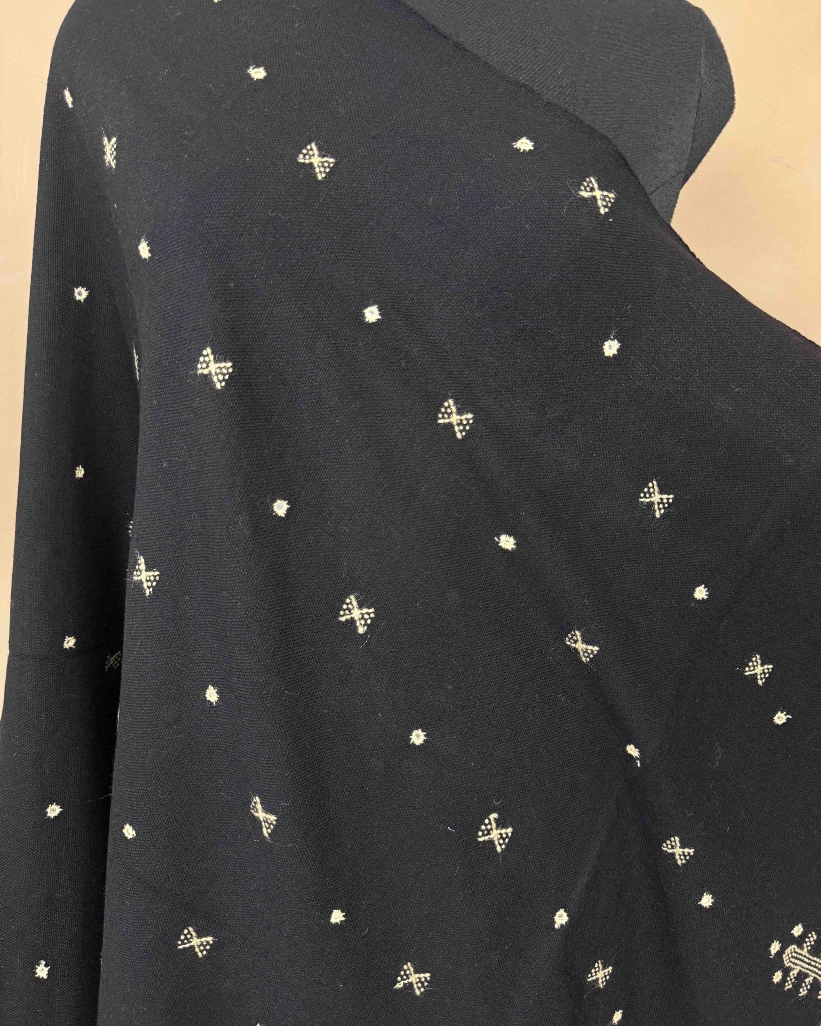 Black with Off White Pallu Zad Butti Mirror Kutchi Woolen Shawl - SindhoiPatolaArt