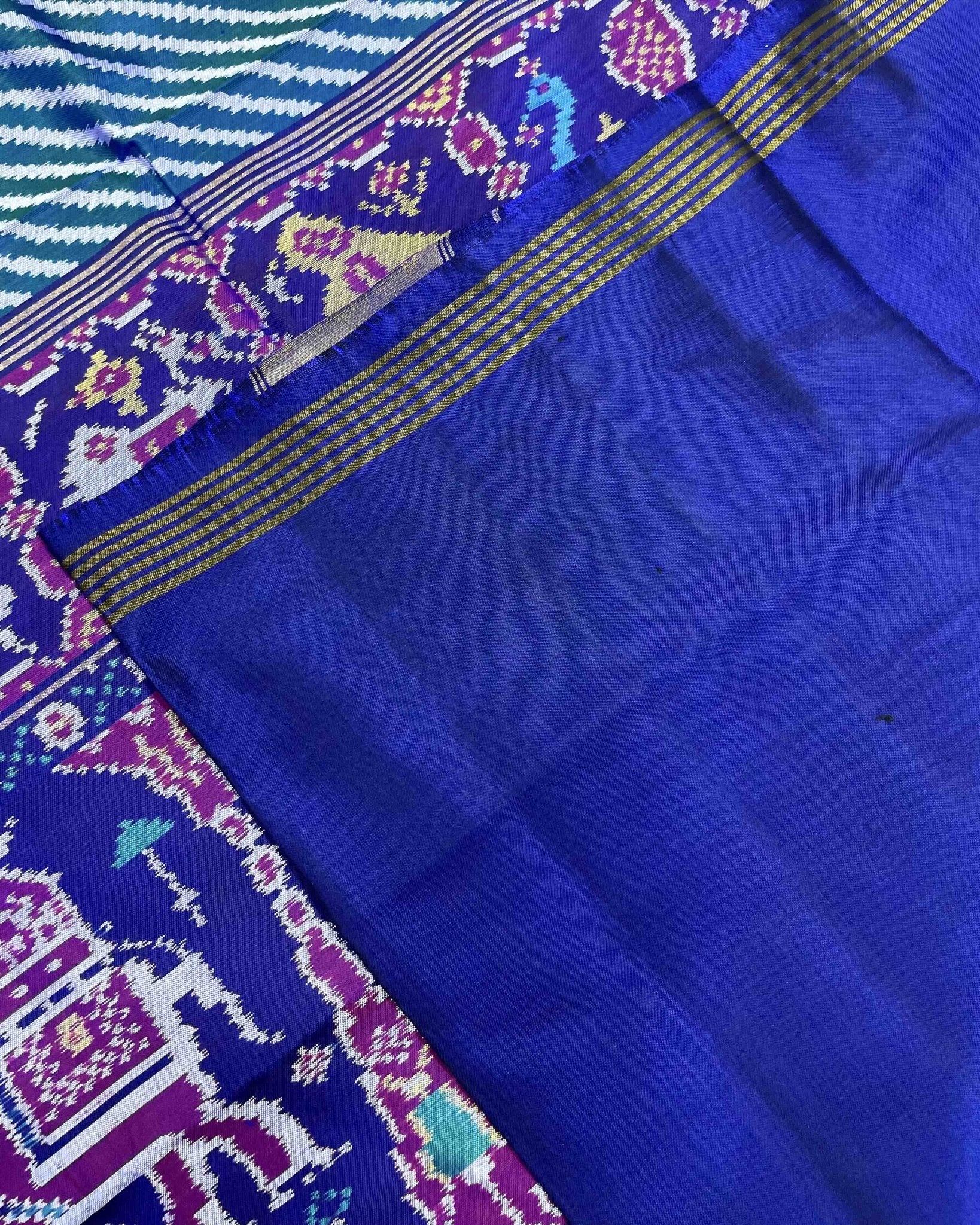 Blue & Turquoise Lining in White with Elephant Scut Border Patola Saree - SindhoiPatolaArt