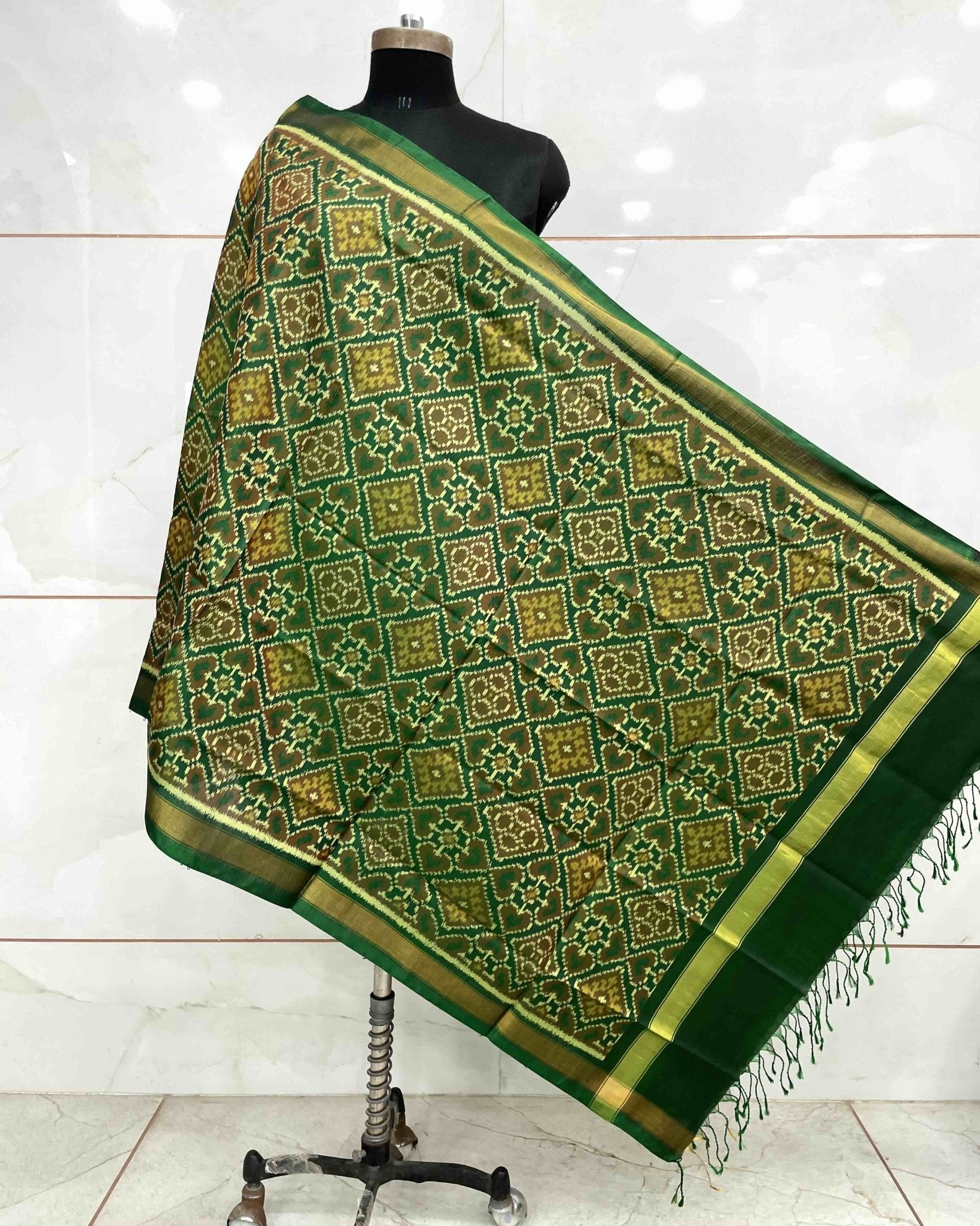 Green Panchanda Patola Dupatta - SindhoiPatolaArt