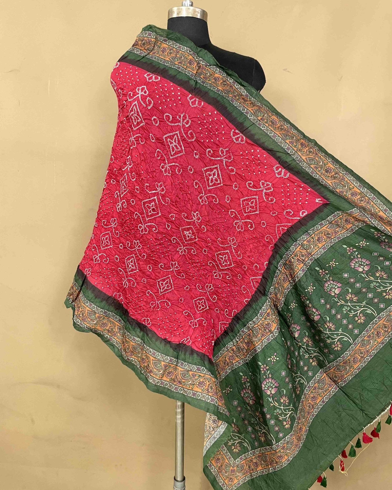 Green & Red Kalamkari Bandhani Dupatta - SindhoiPatolaArt