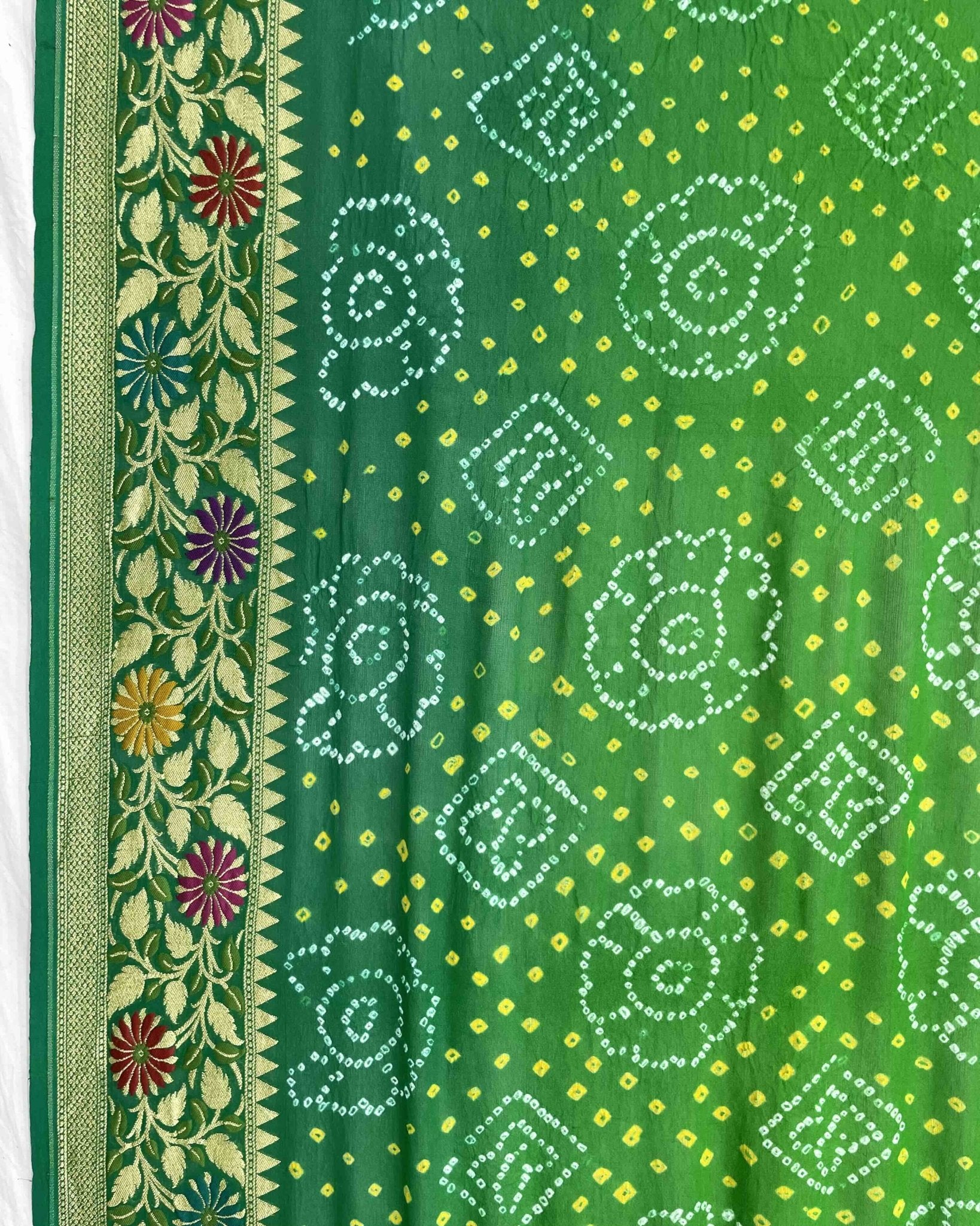 Green Shaded Meenakari Bandhani Dupatta - SindhoiPatolaArt