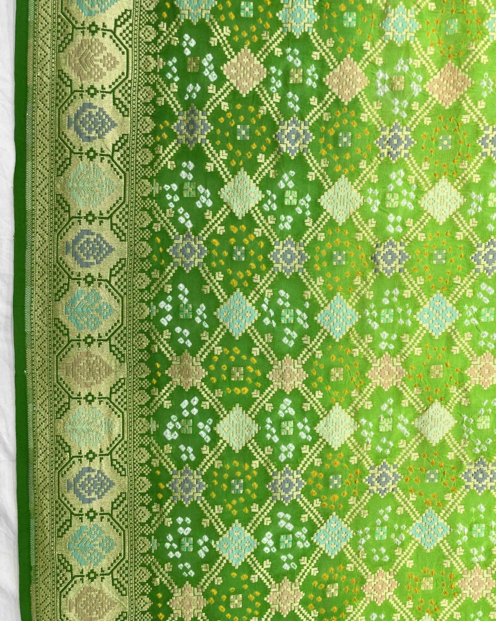 Green Shaded Meenakari Bandhani Dupatta - SindhoiPatolaArt