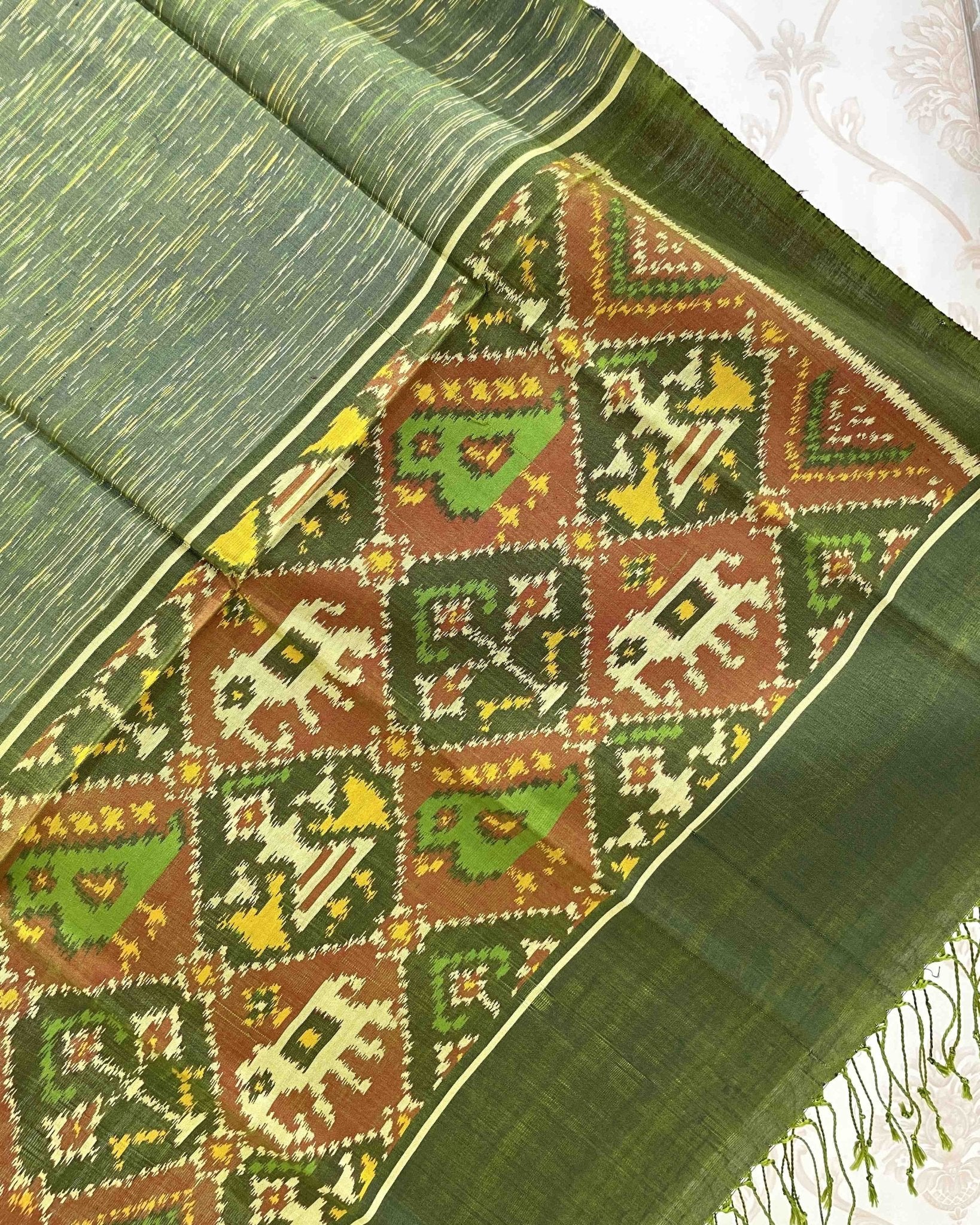 Mehendi Green Distortion With Narikunj Pallu Patola Stole - SindhoiPatolaArt