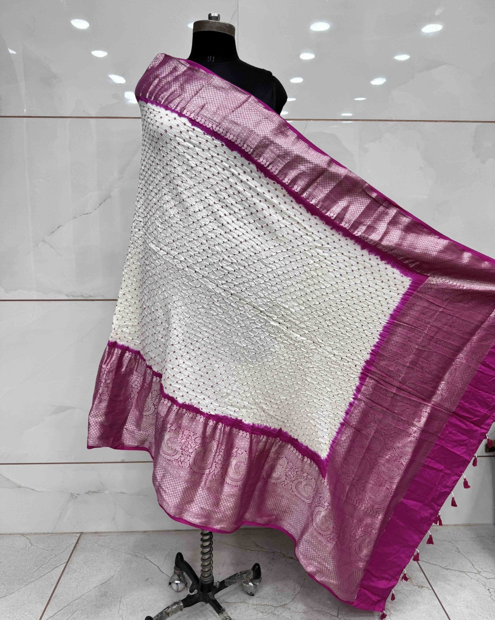 Off white & Pink Kanchipuram Bandhani Dupatta - SindhoiPatolaArt
