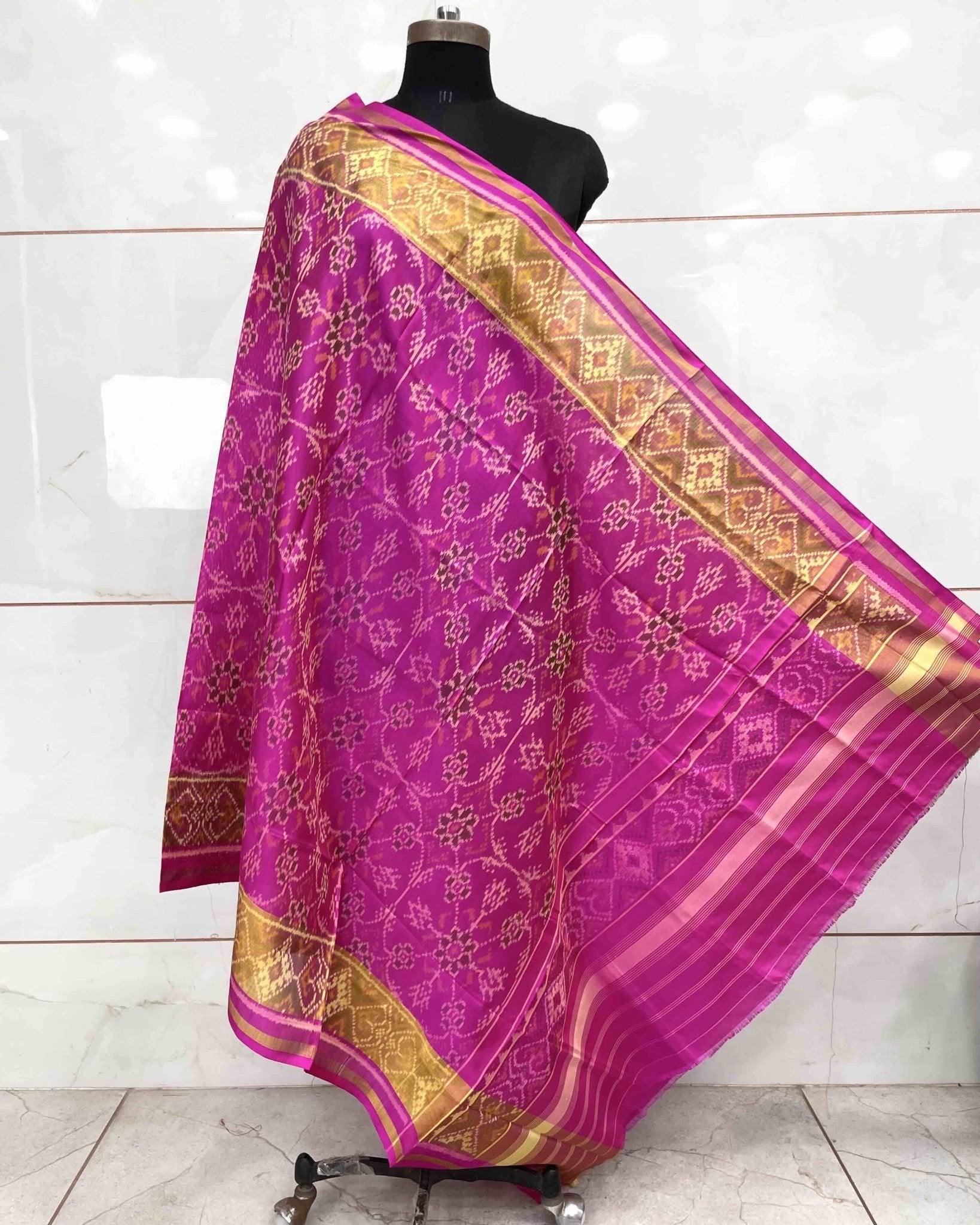Pink Chhabdi Patola Dupatta - SindhoiPatolaArt