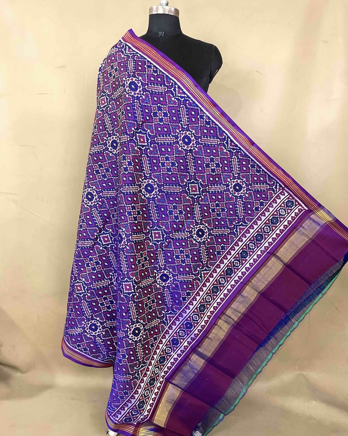 Purple Manekchowk Patola Dupatta - SindhoiPatolaArt