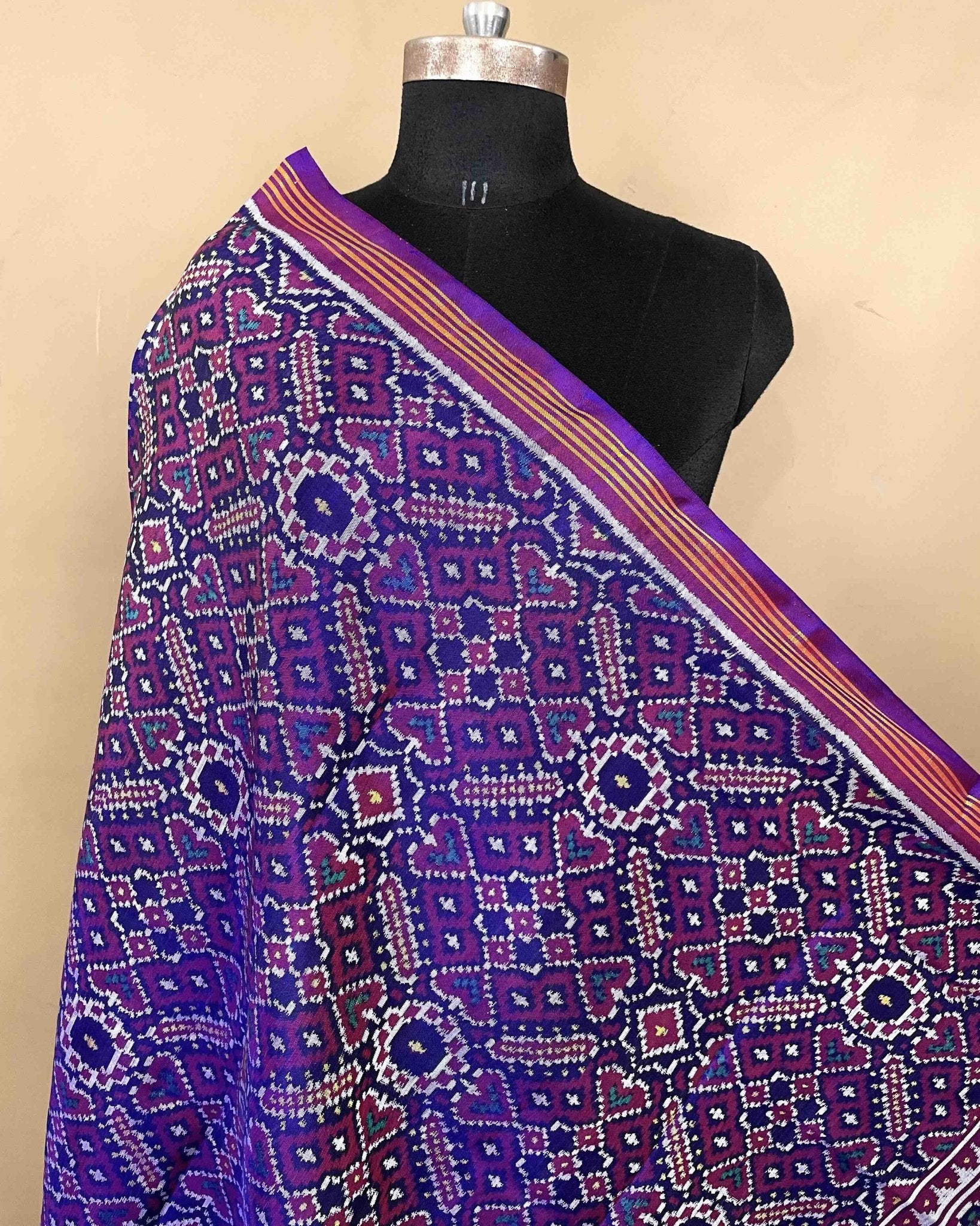 Purple Manekchowk Patola Dupatta - SindhoiPatolaArt